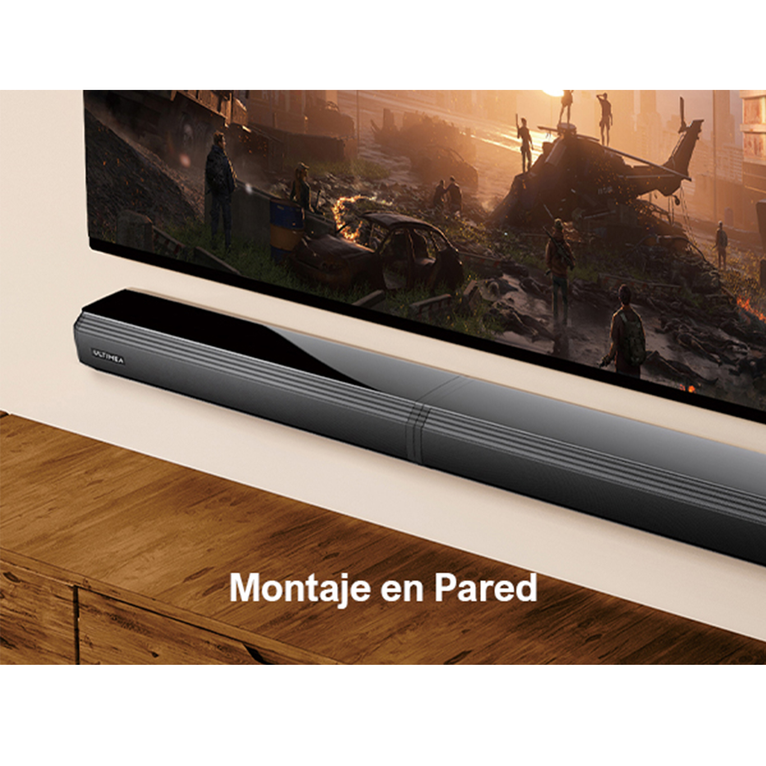 Una barra de sonido negra montada en la pared, debajo de un televisor con una escena de guerra. Texto: Montaje en Pared.