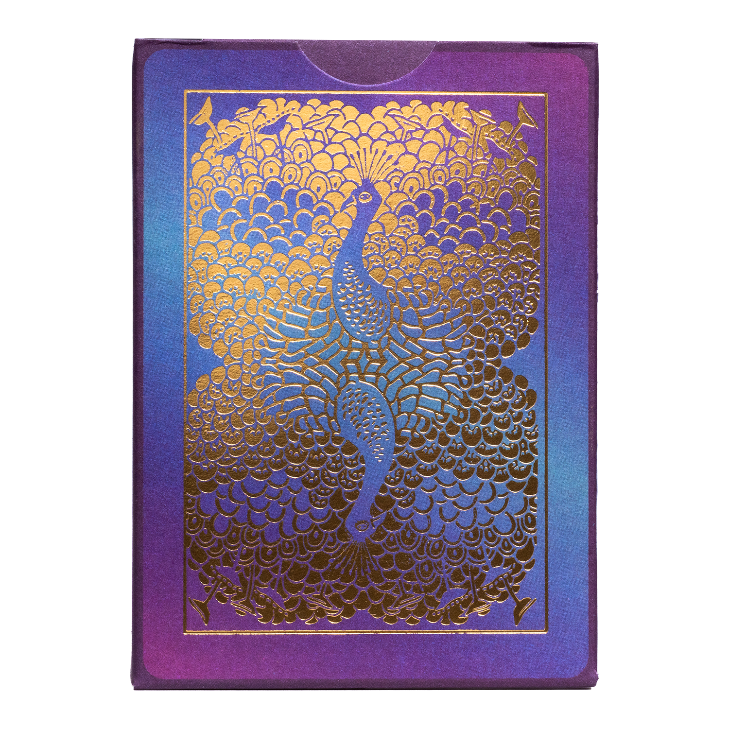 Eine Spielkartenbox mit einem Pfauendesign in Gold auf blau-violettem Farbverlaufshintergrund.