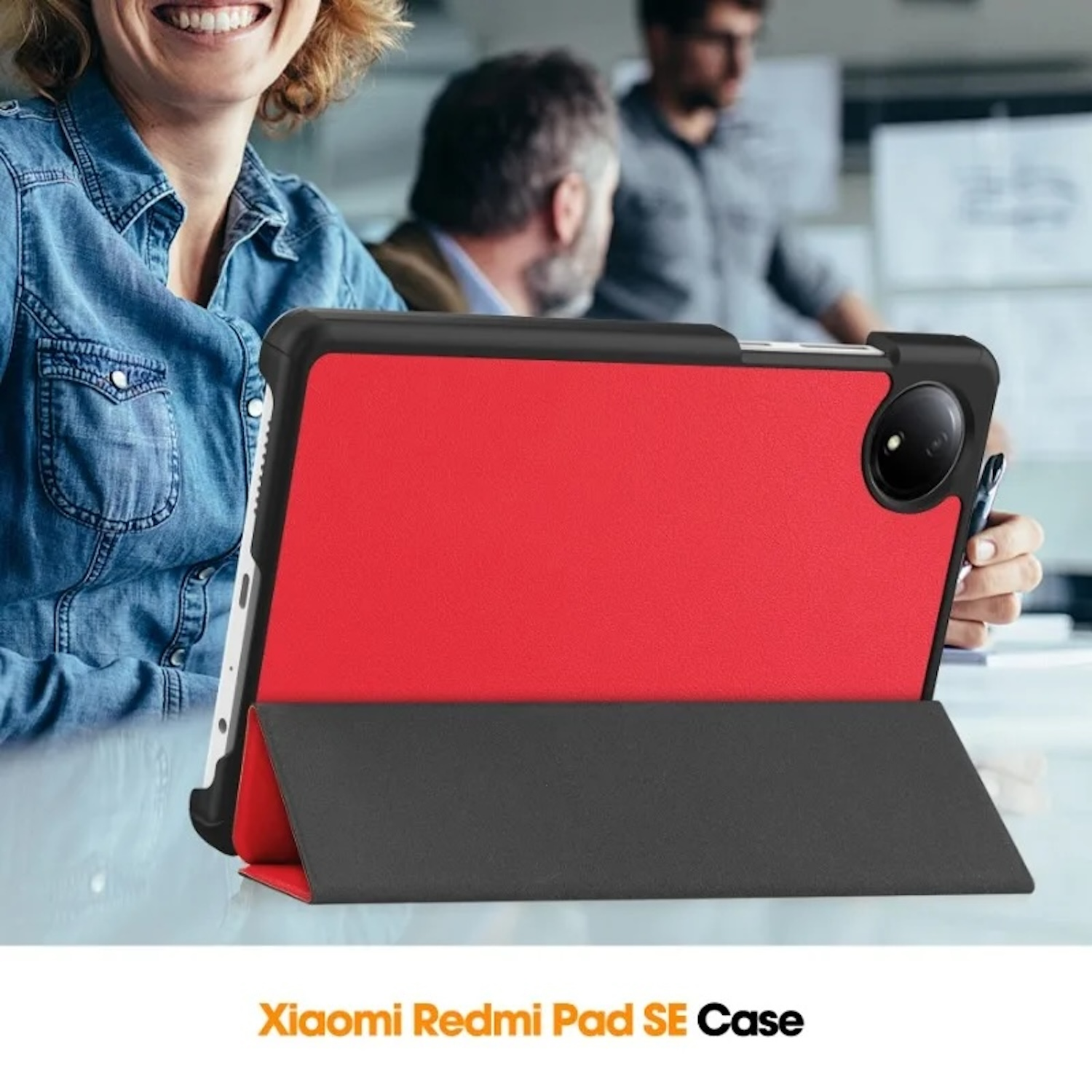 Una funda de tableta roja y negra sobre fondo blanco, con texto en neerlandés.