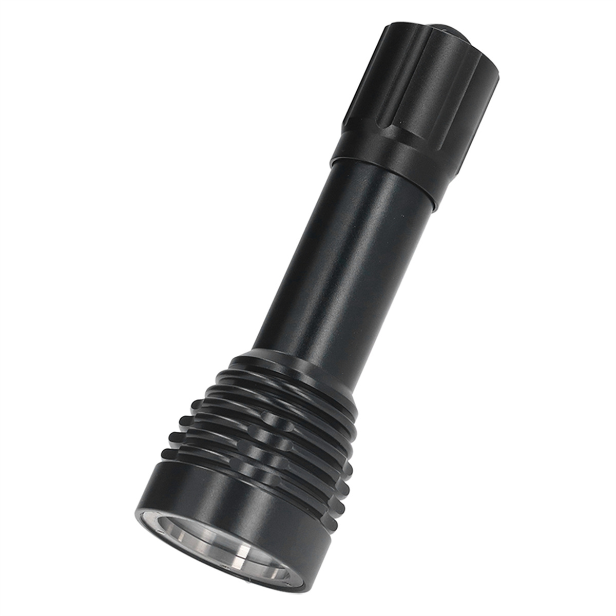Schwarze Taschenlampe auf weißem Grund. Die schräge Ansicht zeigt Details des geriffelten Körpers.