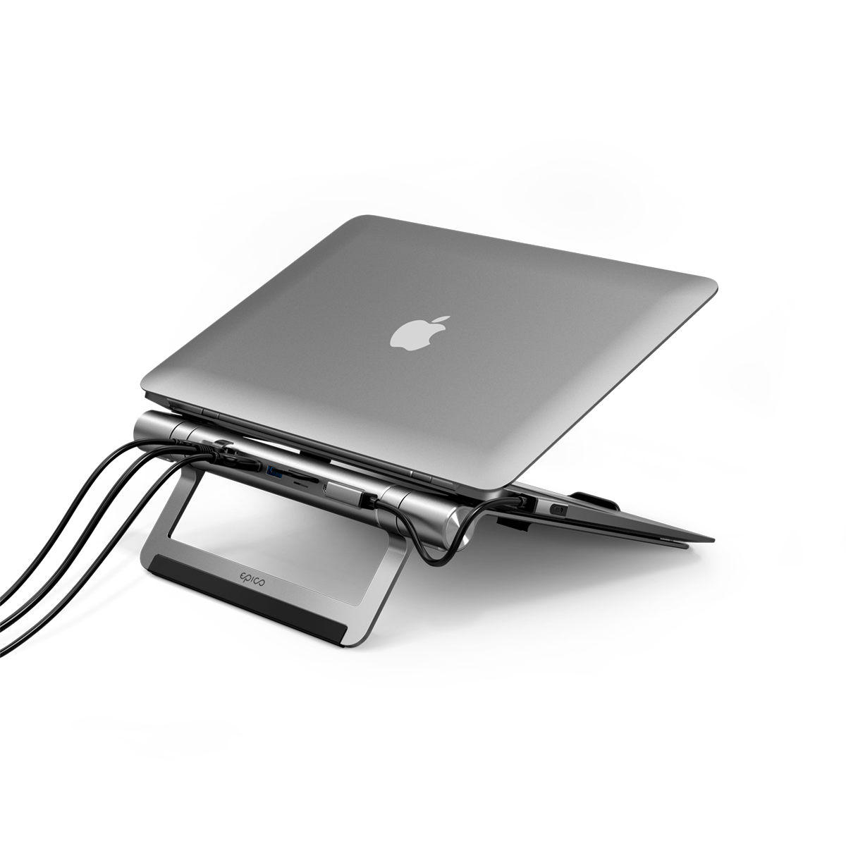 Ein silberner Laptop auf einem Ständer mit seitlich angeschlossenen Kabeln.