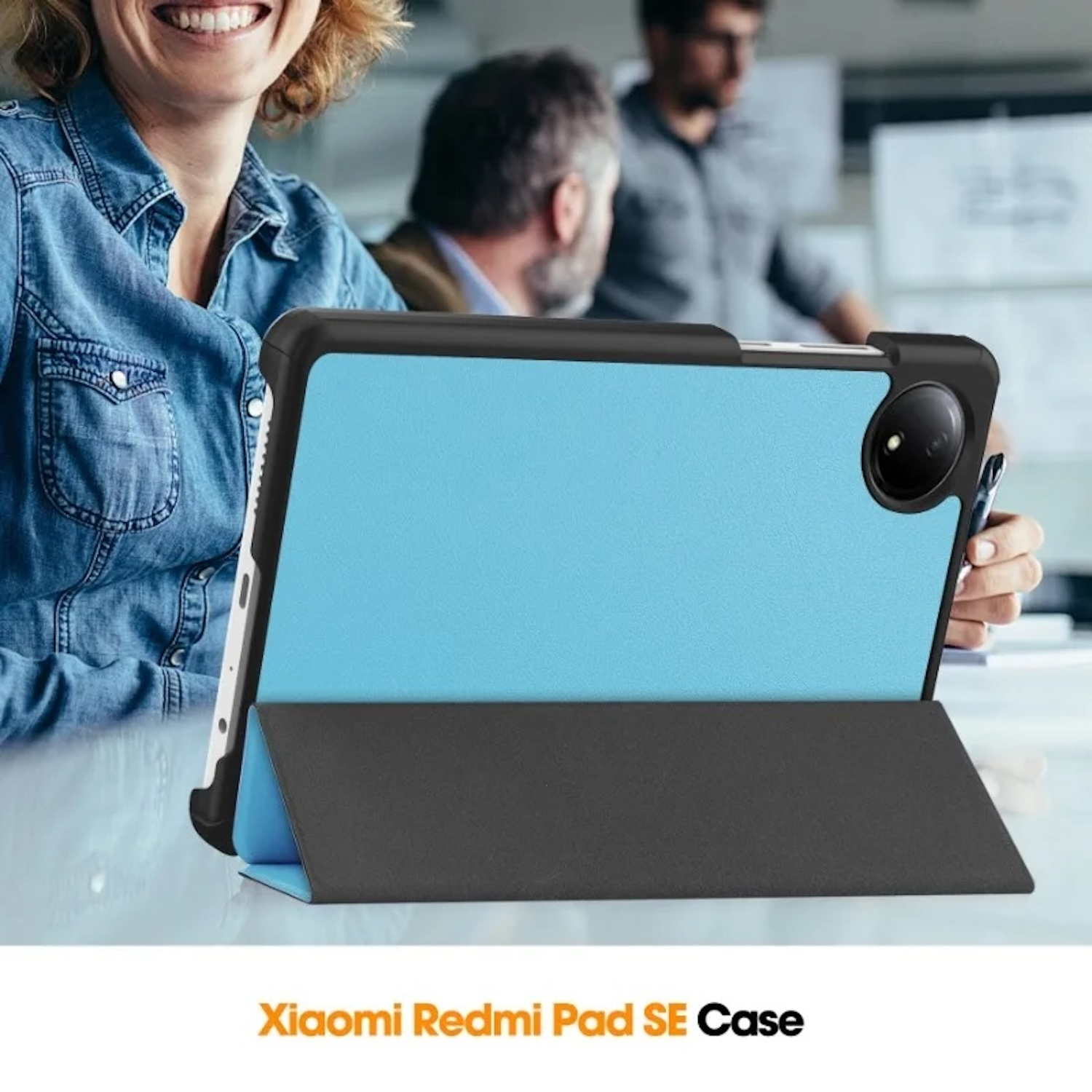 Una tableta con respaldo azul y borde negro está en una funda. Una mujer está en el fondo.