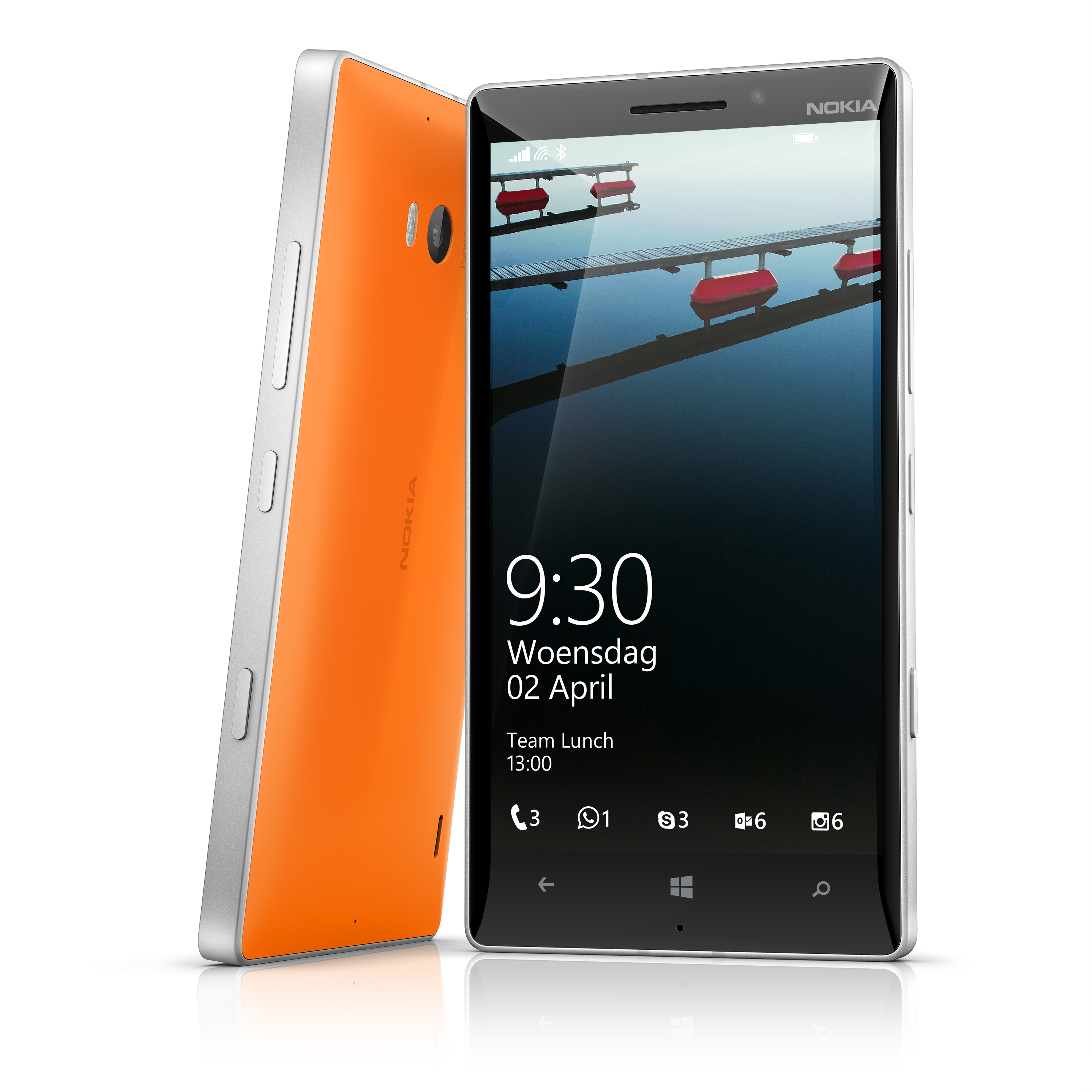Zwei orange Nokia-Telefone, eines lehnt am anderen und zeigt einen Bildschirm mit Zeit und Infos.