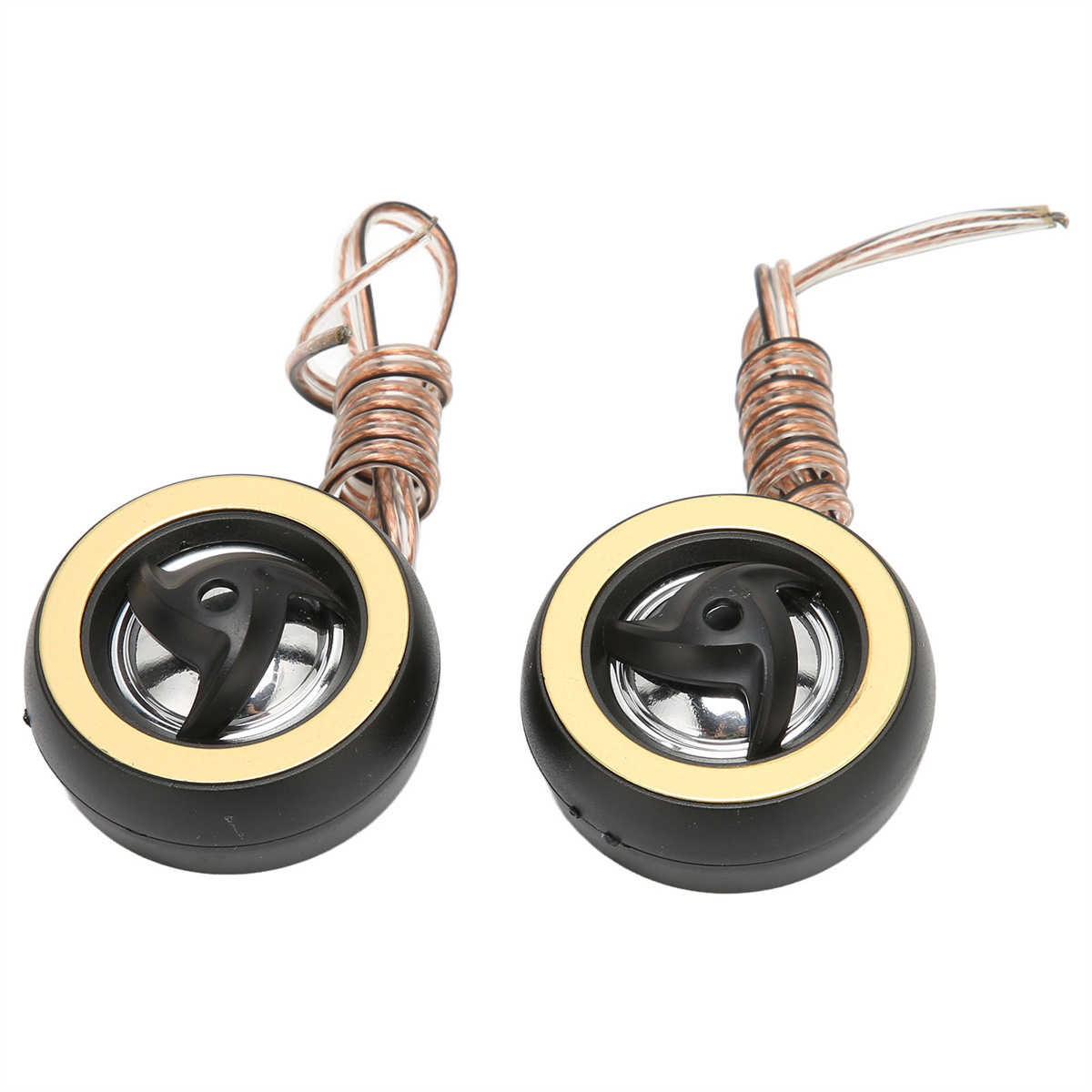 Zwei Autolautsprecher mit goldfarbenen Ringen um die schwarzen Lautsprecherkegel, mit angeschlossenen Kabeln.