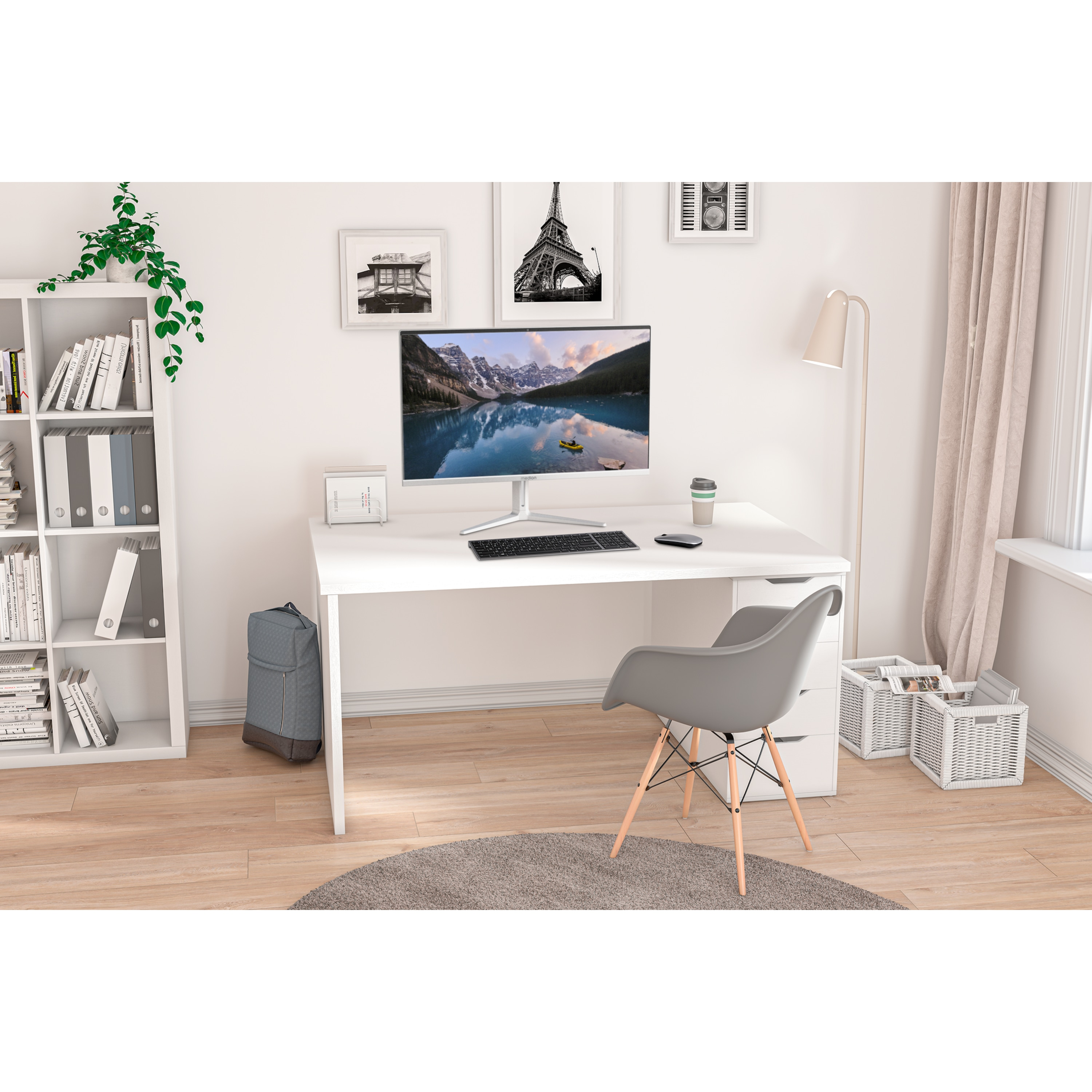 Ein modernes Büro mit weißem Schreibtisch, Stuhl und Monitor. Ein Bücherregal und ein Fenster sind im Hintergrund.