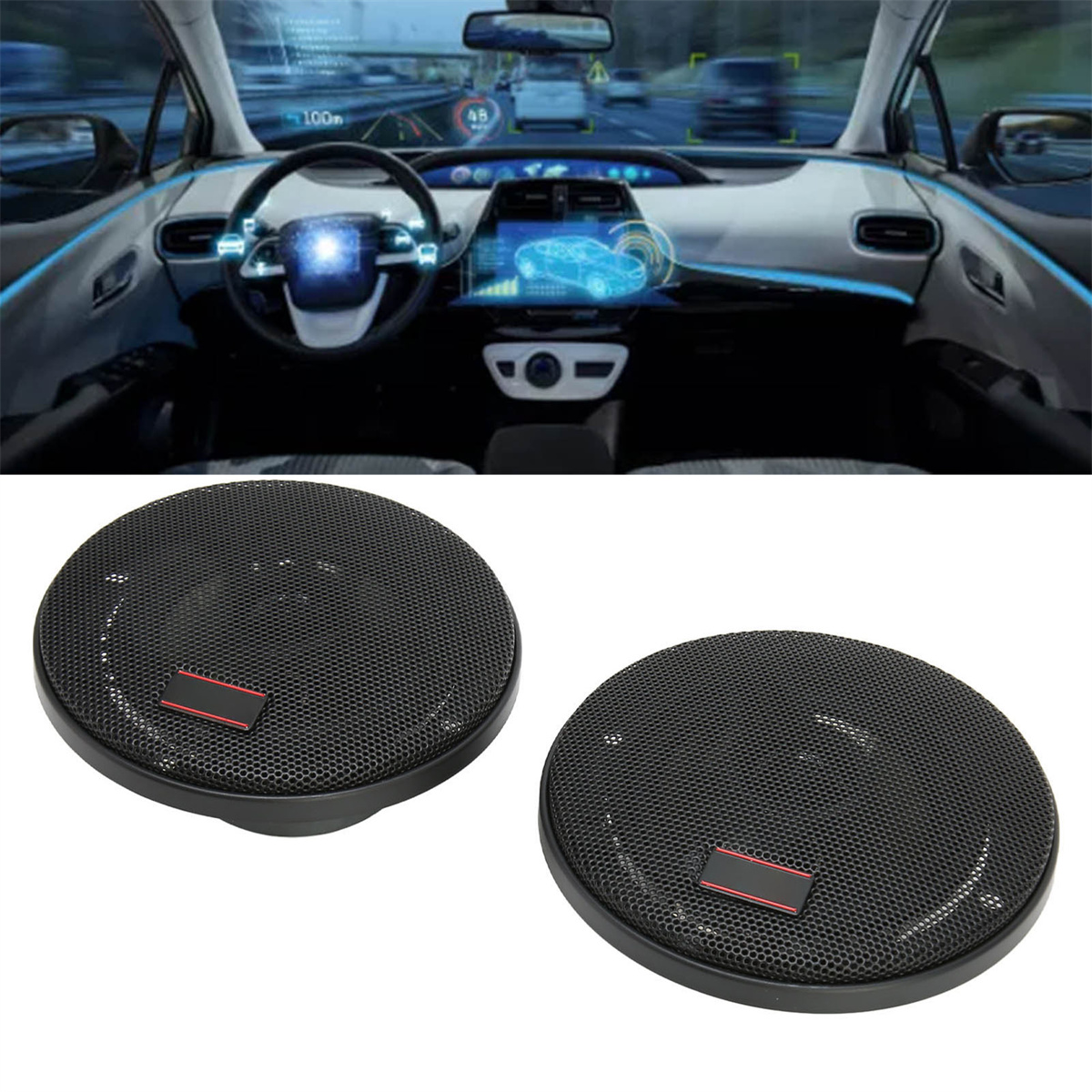 Zwei schwarze Autolautsprecher unter einem Autointerieur, das ein Armaturenbrett und eine Straßenszene zeigt.