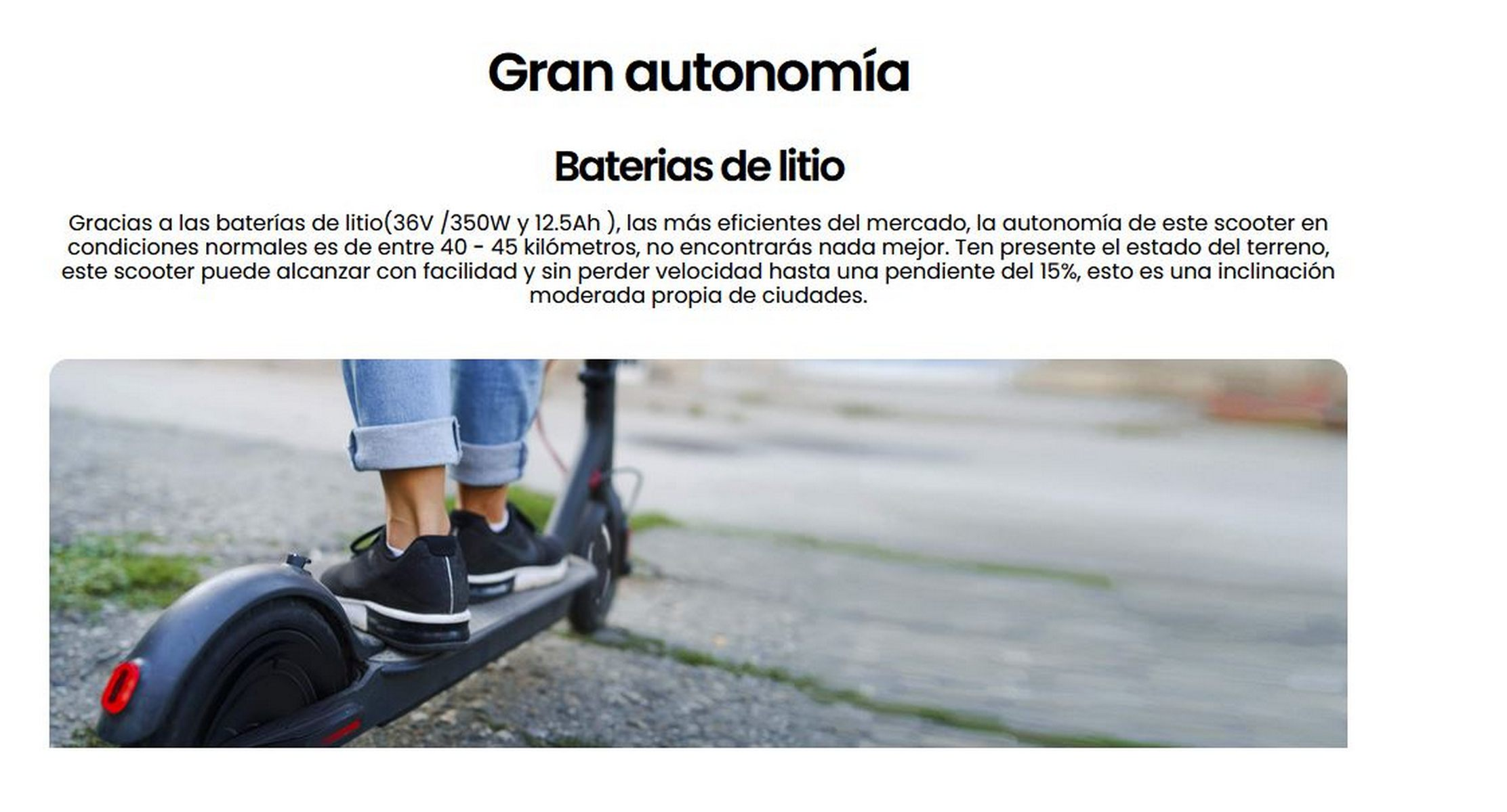 Una persona montando un patinete eléctrico negro en una calle, con texto sobre la duración de la batería.
