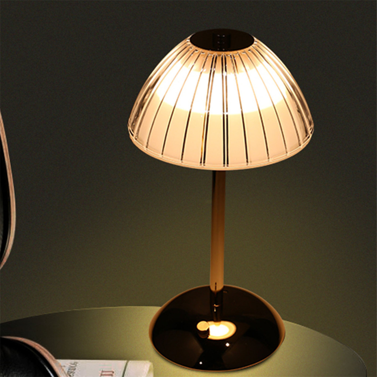 Elegante Tischlampe mit goldenem Fuß und Stiel sowie einem geriffelten Lampenschirm.