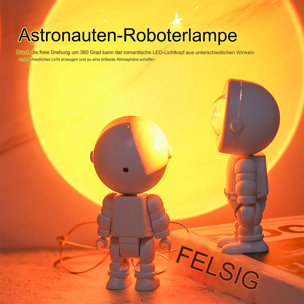 Zwei Roboterlampen mit Sonnenuntergangseffekt. Eine schaut in die Kamera. Der Hintergrund ist orange.