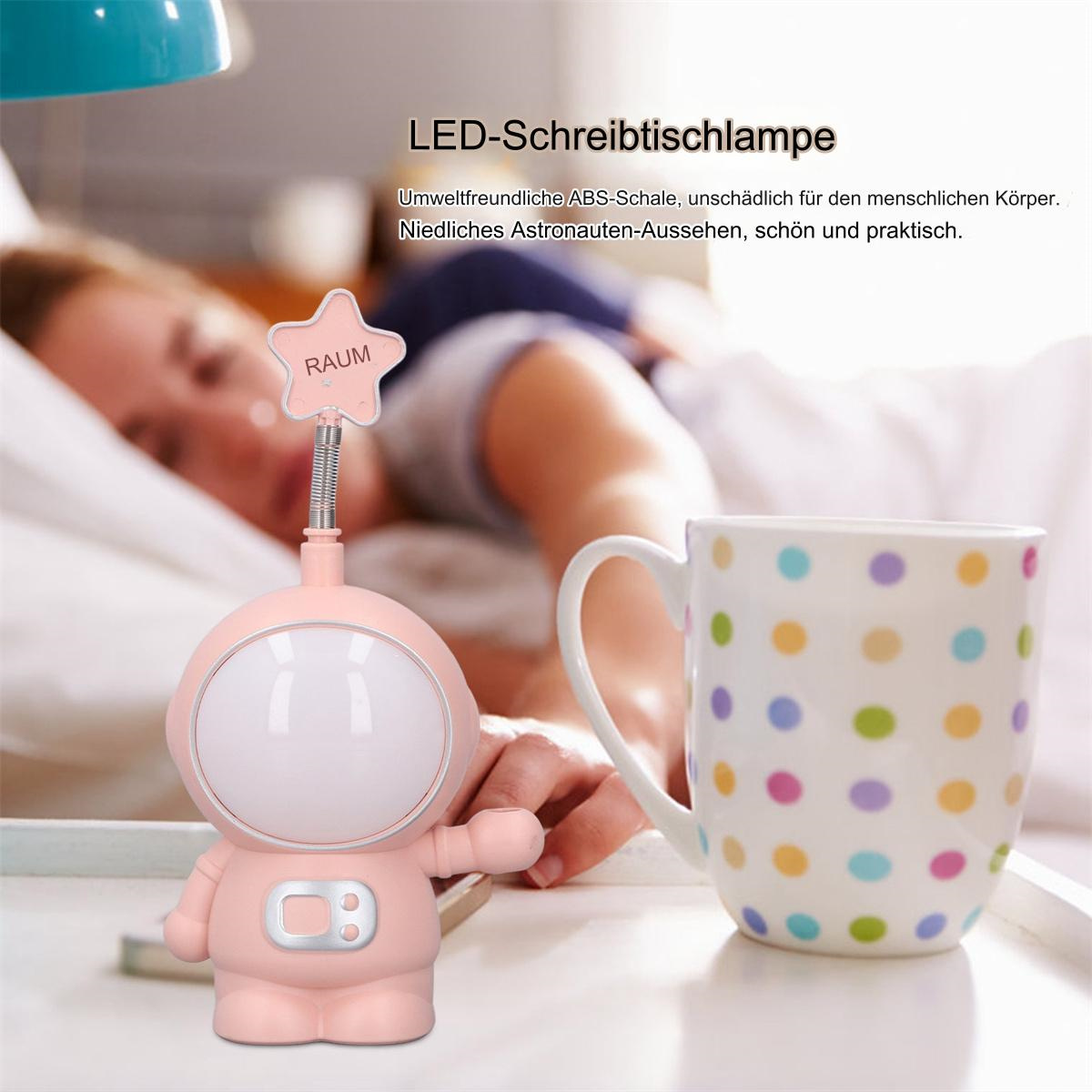 Rosa Astronautenlampe und eine Tasse mit Punkten auf einem Nachttisch, im Hintergrund eine Person.