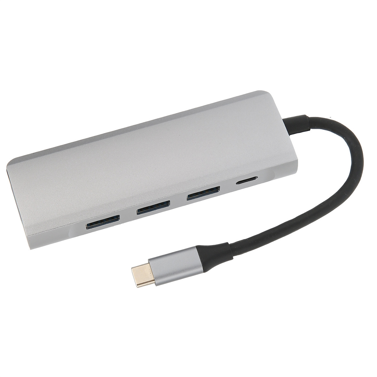 Ein silberner USB-Hub mit vier Anschlüssen und einem schwarzen Kabel mit USB-C-Anschluss. Weißer Hintergrund.