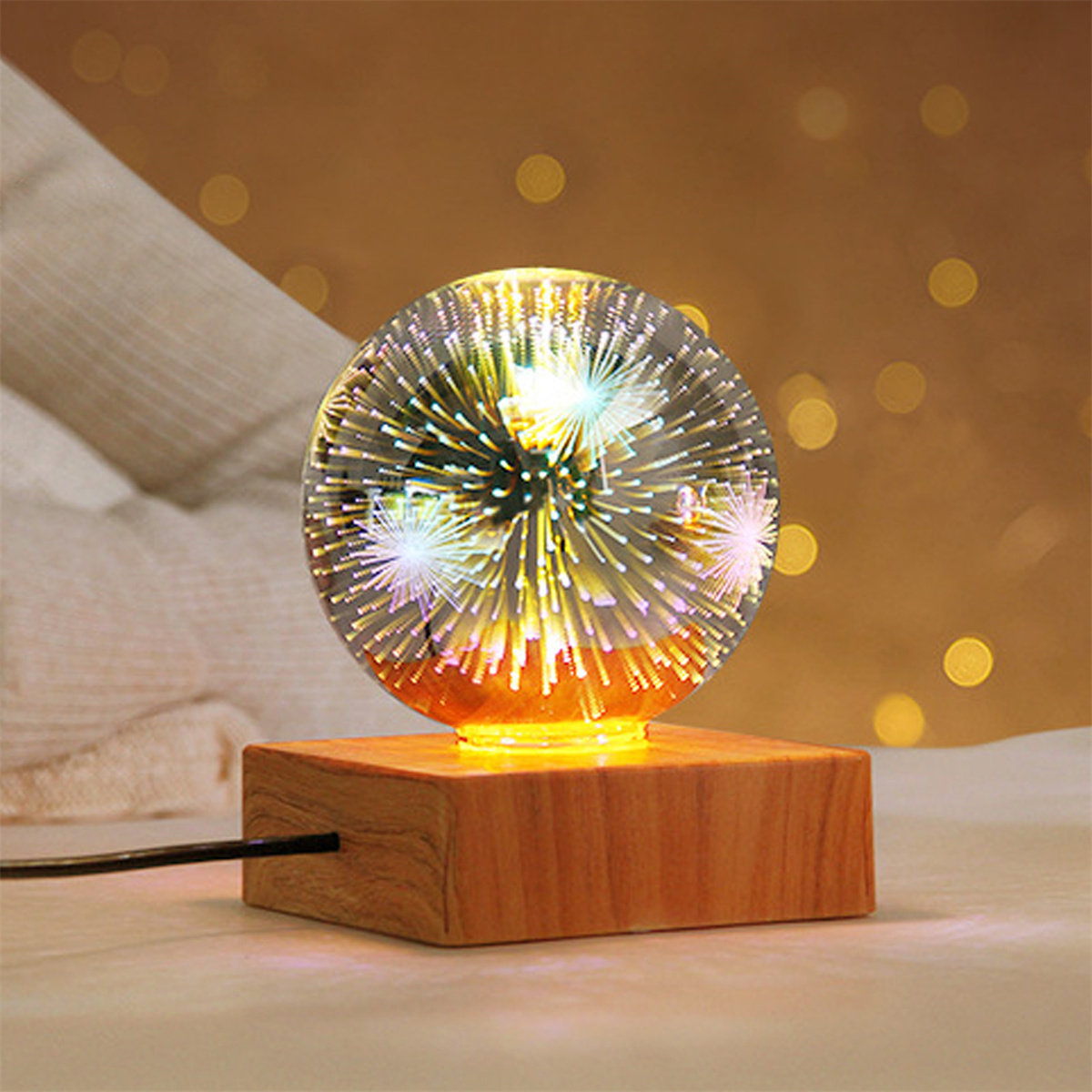 Eine Glaskugel mit Lichtern steht auf einem Holzsockel. Die Kugel hat viele Lichter im Inneren. Der Sockel ist ein quadratischer Block.