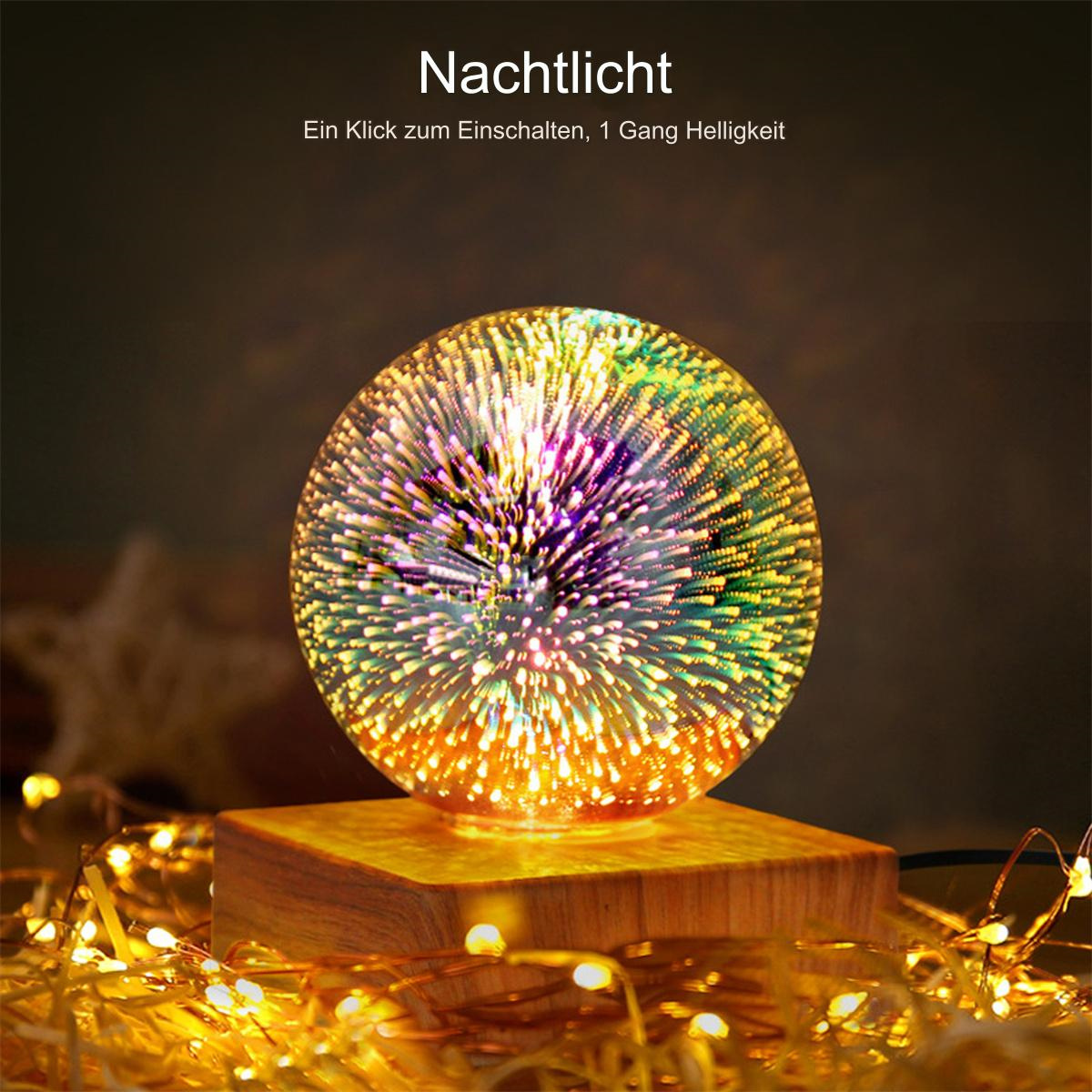 Eine leuchtende Glaskugel auf einem Holzsockel, mit dunklem Hintergrund und Lichtern.