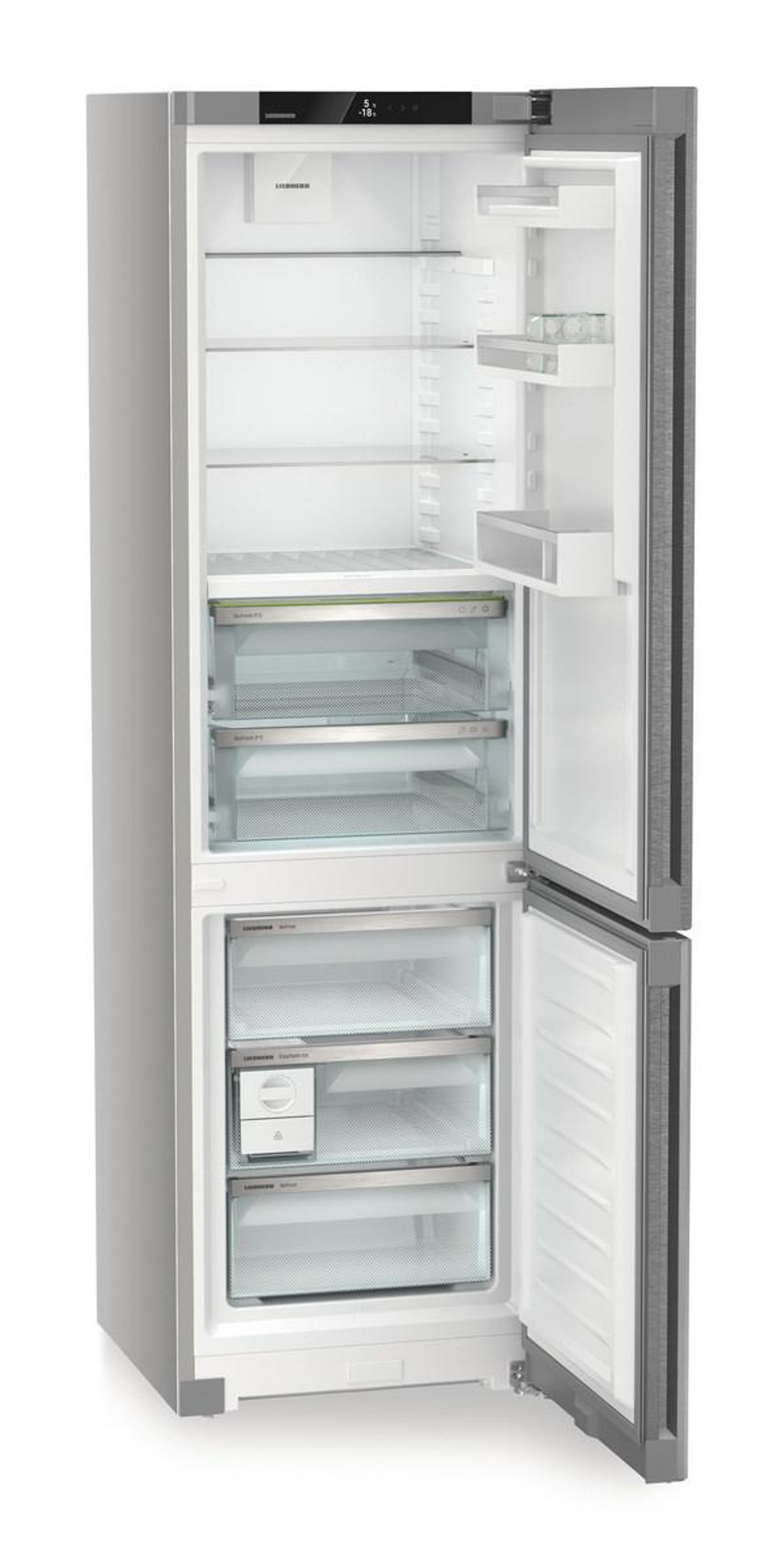 Refrigerador plateado, abierto, mostrando estantes, cajones y contenido. Interior bien iluminado.