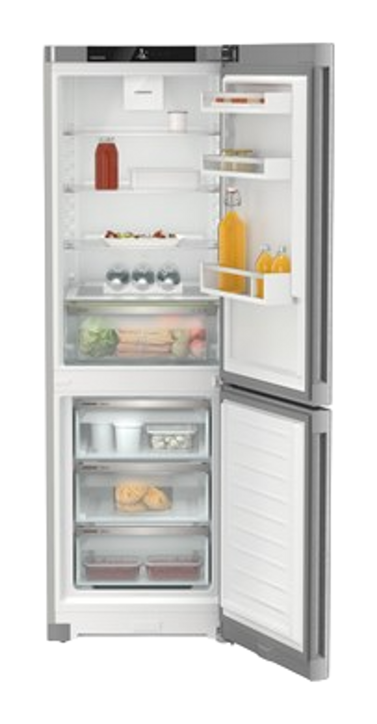 Un refrigerador blanco con la puerta abierta, mostrando estantes con comida y bebidas adentro.