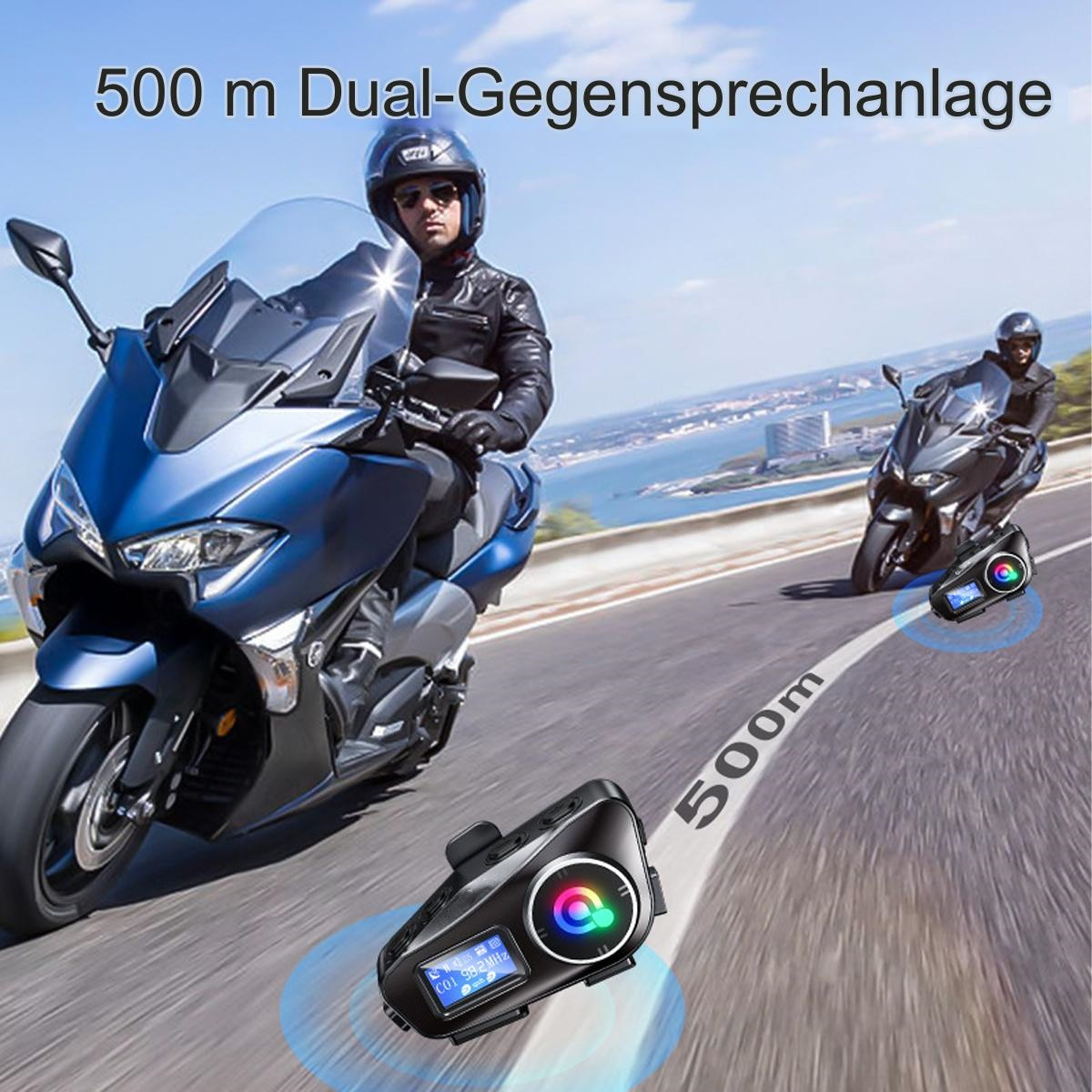 Motorradfahrer auf einer Straße mit Kommunikationsgerät und Text, der 500 m sagt.