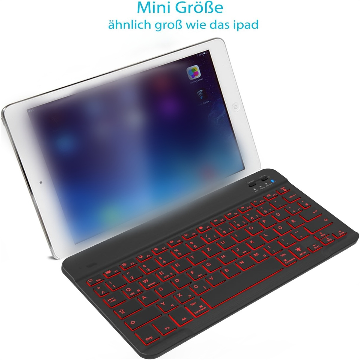 Schwarze Tastatur mit roten Tasten mit Hintergrundbeleuchtung neben einem weißen Tablet. Die Tastatur ist ähnlich groß wie ein iPad.