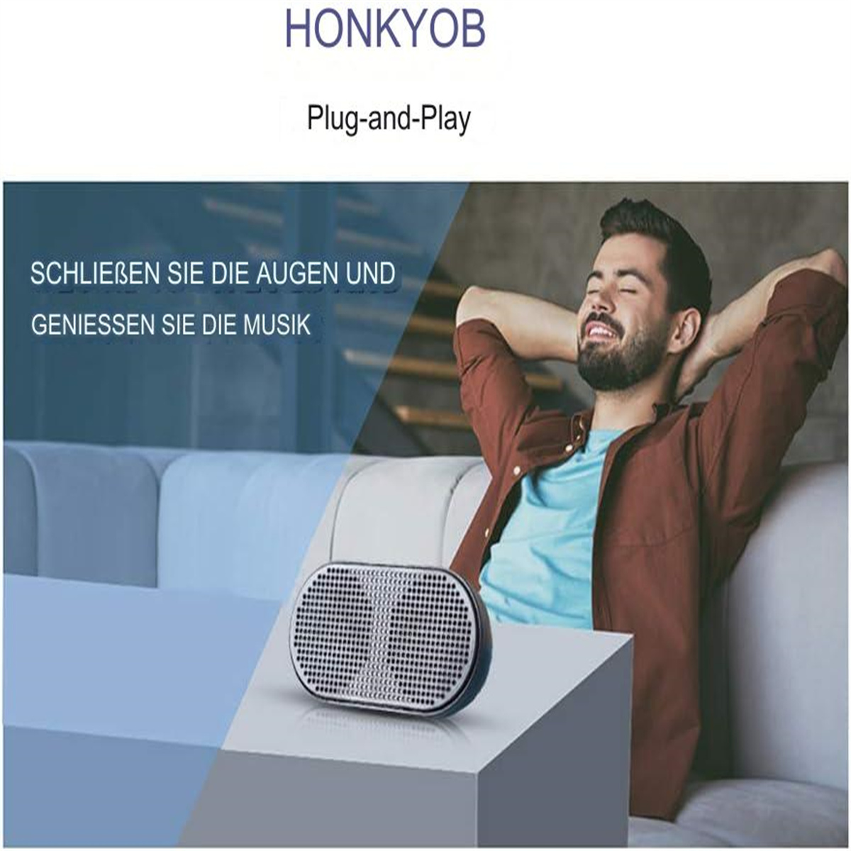 Ein Mann sitzt auf einer Couch, lächelt und hört Musik von einem kleinen Lautsprecher.
