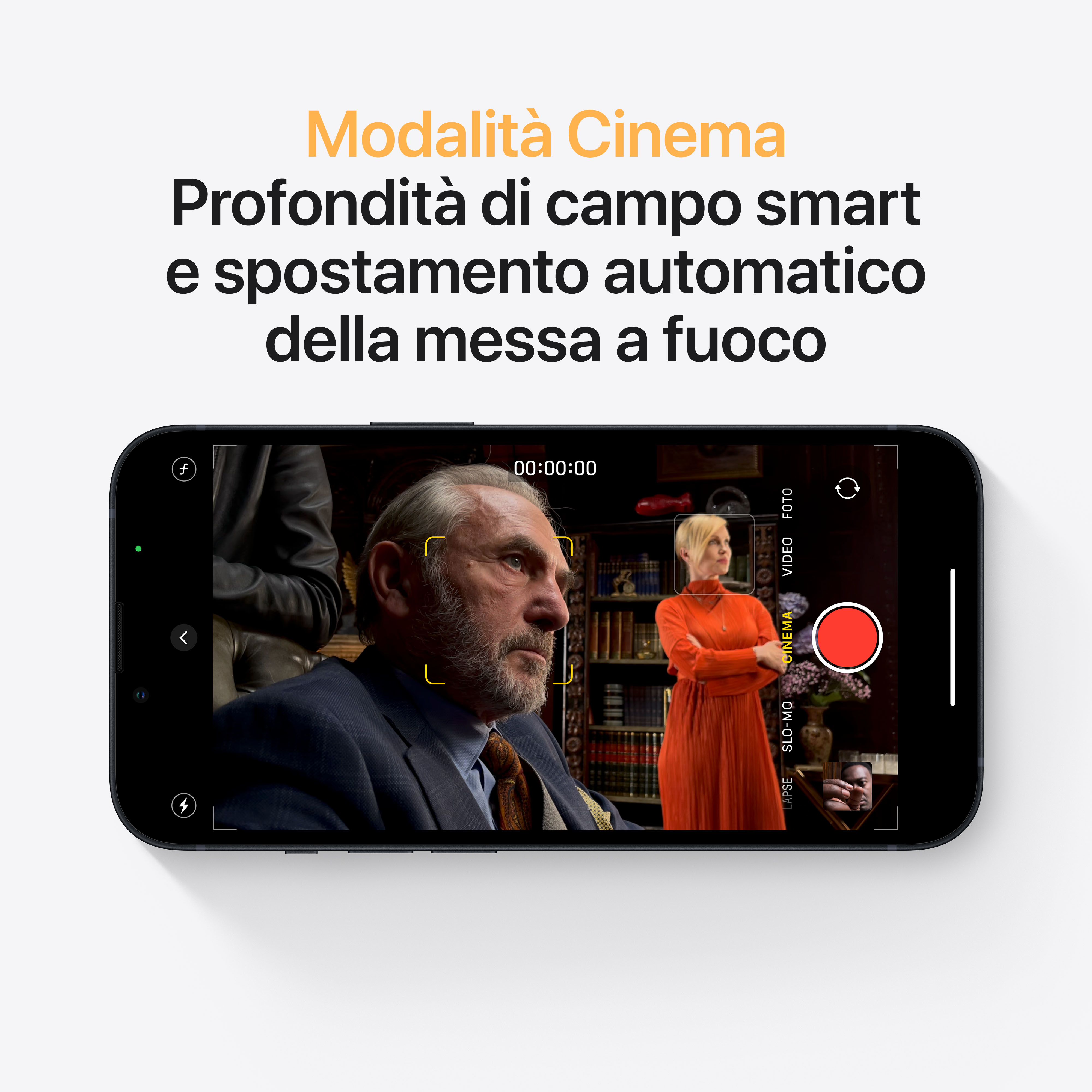 Smartfon wyświetlający interfejs trybu kinowego, pokazujący scenę z dwiema osobami w pokoju. Tekst w języku włoskim.