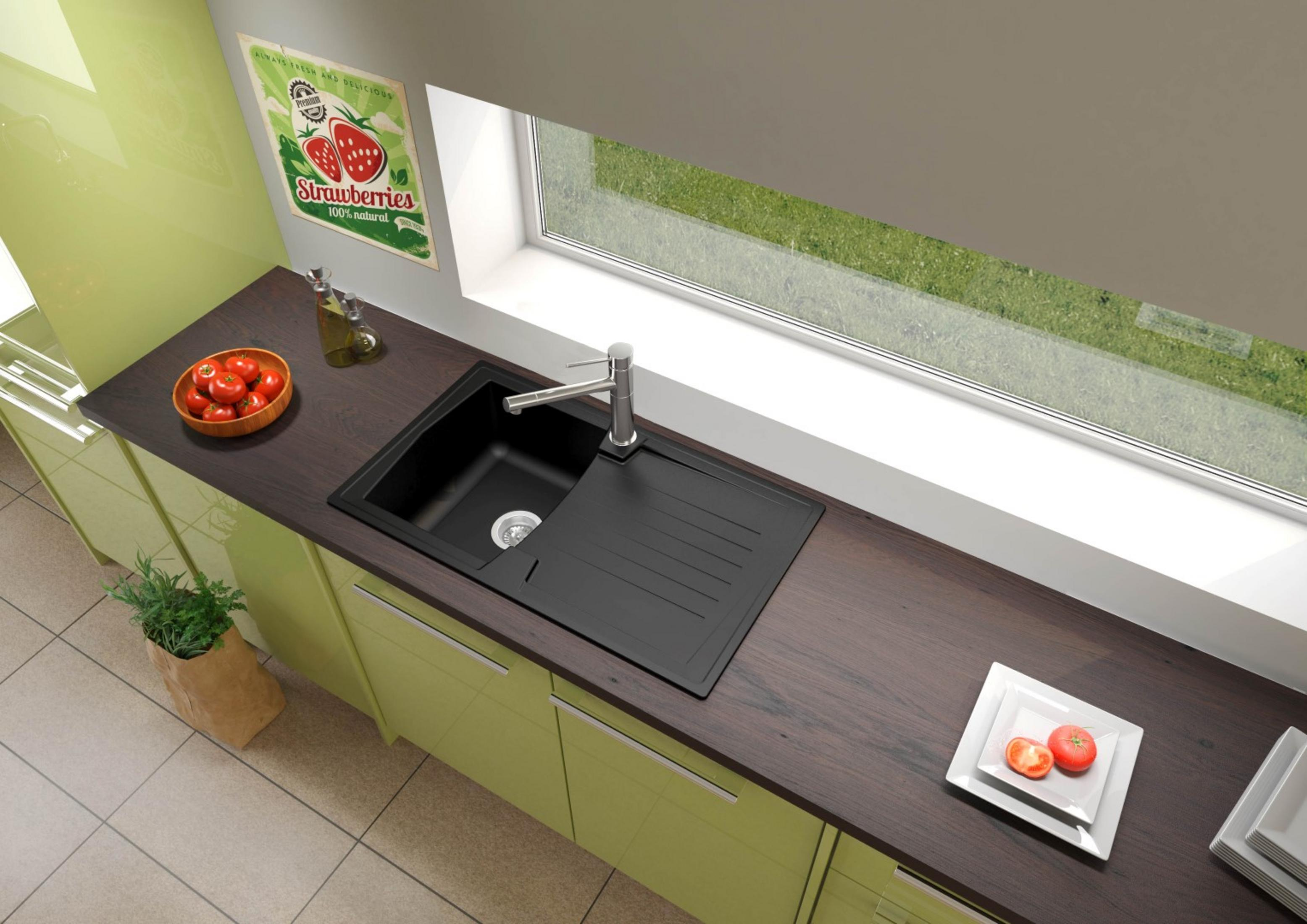 Küchenspüle mit Wasserhahn. Tomaten in einer Schüssel und ein Schild mit der Aufschrift 'Erdbeeren'. Grüne Schränke.