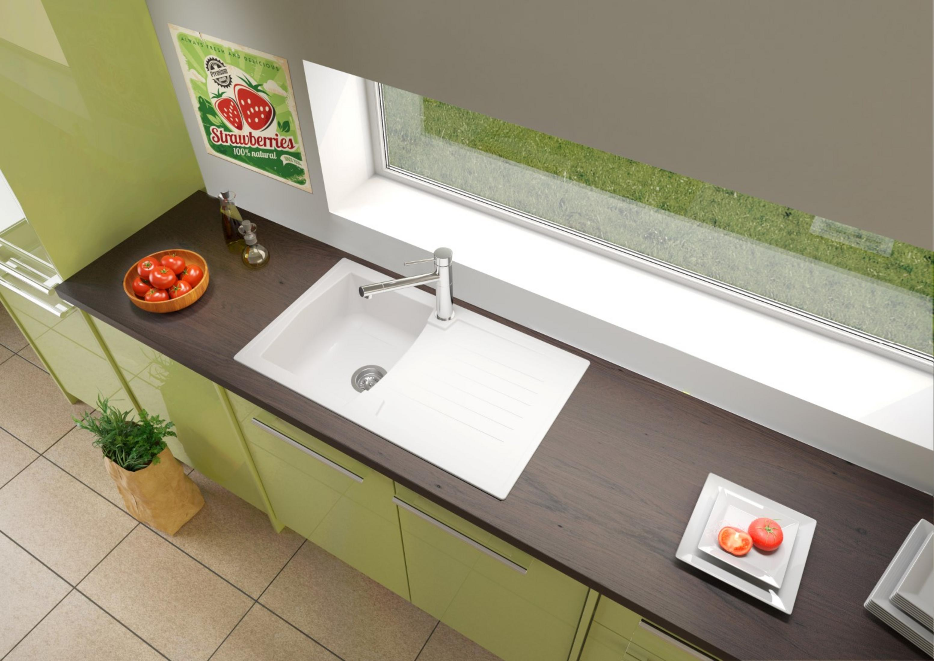 Küchenspüle mit weißem Becken, neben einem Fenster. Tomaten in einer Schüssel und ein Erdbeerschild.