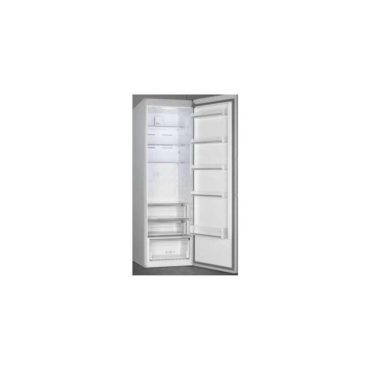 Refrigerador blanco, puerta abierta, mostrando estantes y compartimentos sobre fondo blanco.