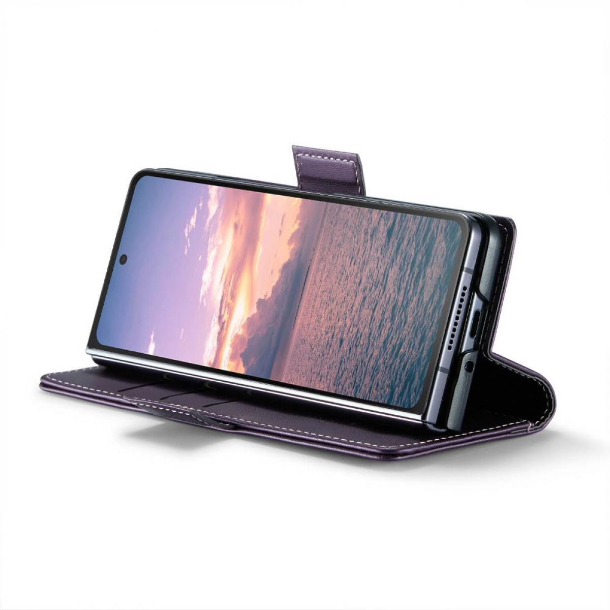 Eine lila Handyhülle geöffnet, zeigt ein Telefon mit Landschaftsbild.