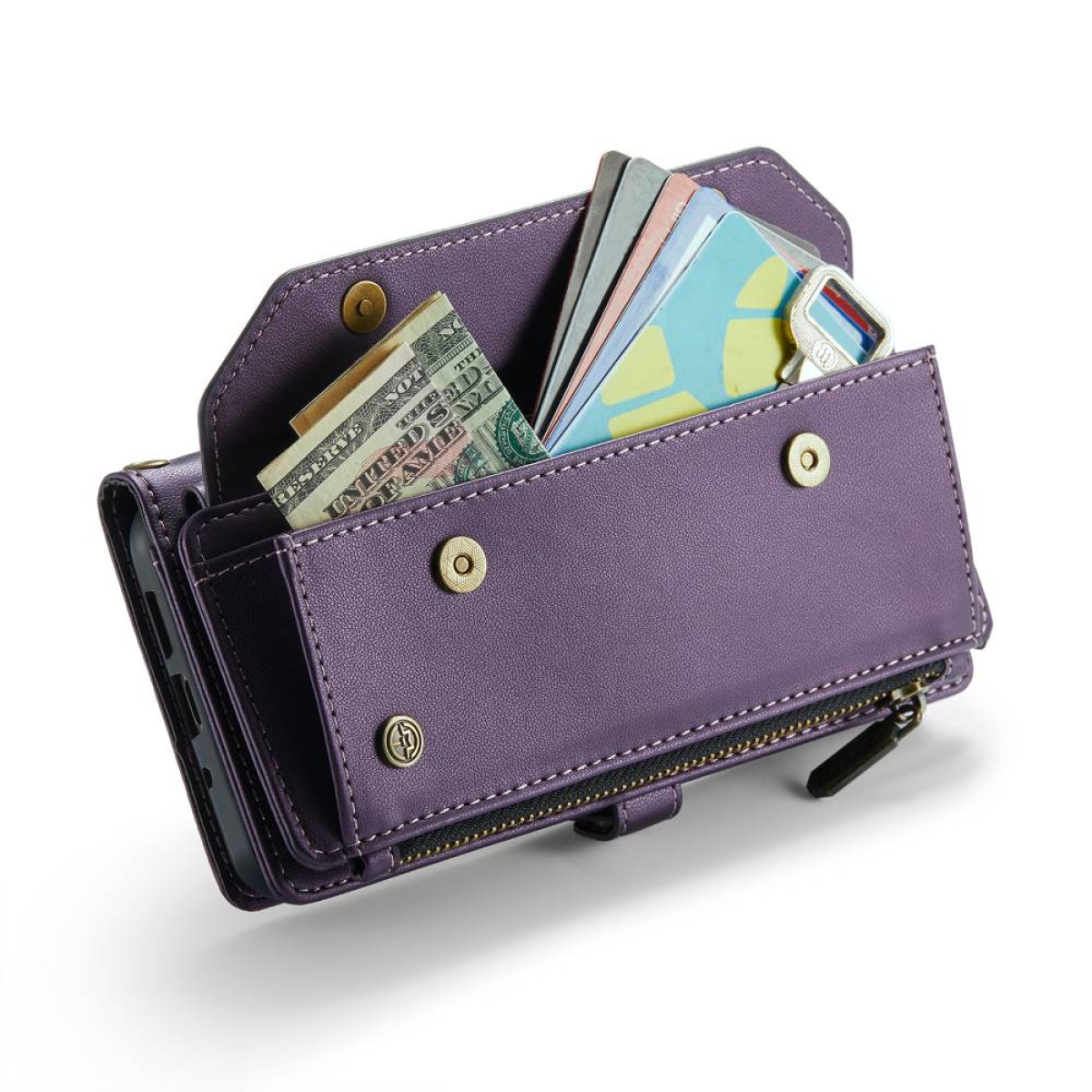 Lila Ledergeldbörse offen, mit Bargeld, Karten und einem Schlüssel. Weißer Hintergrund.