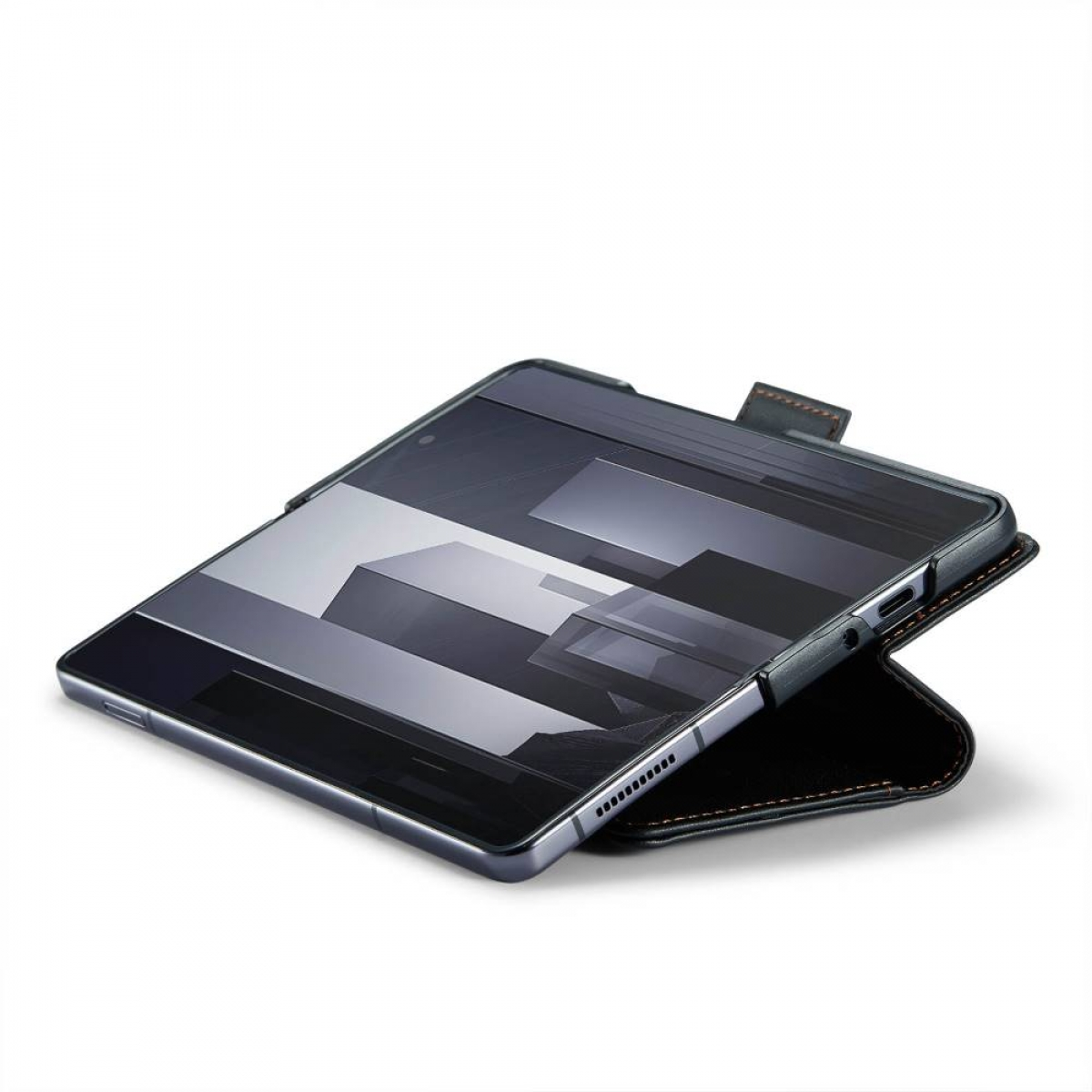 Ein schwarzes Tablet in einer schwarzen Hülle mit Ständer, auf weißer Oberfläche liegend.