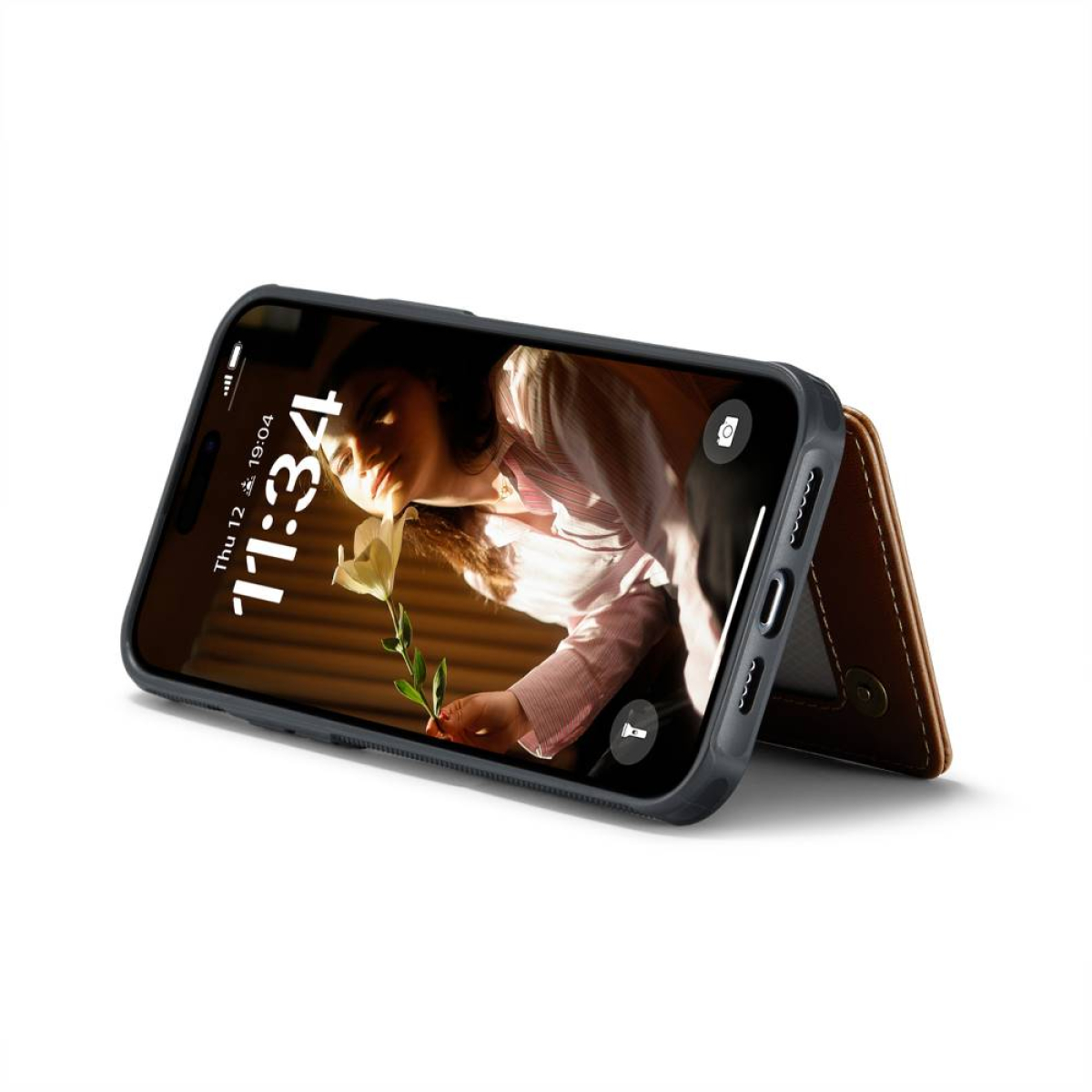 Ein Telefon mit Hülle, das eine Frau mit Blume zeigt, geöffnet auf einer Oberfläche.