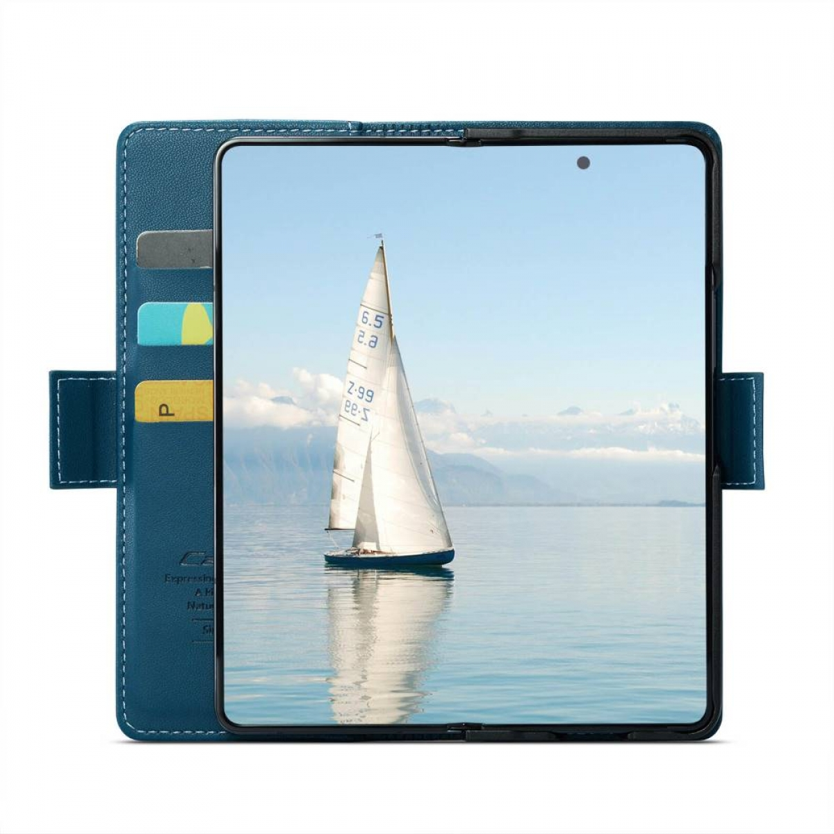 Ein Tablet zeigt eine Segelbootszene, gehalten von einer blauen Lederhülle mit Kartenfächern.