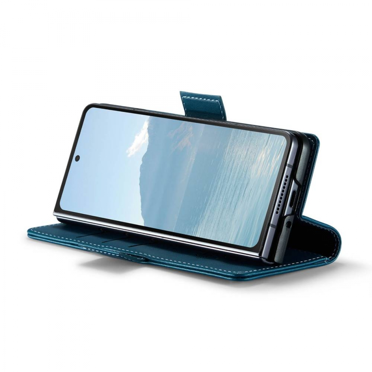 Türkisfarbene Handyhülle mit einem Telefon, das eine Landschaft zeigt. Das Telefon ist geöffnet.