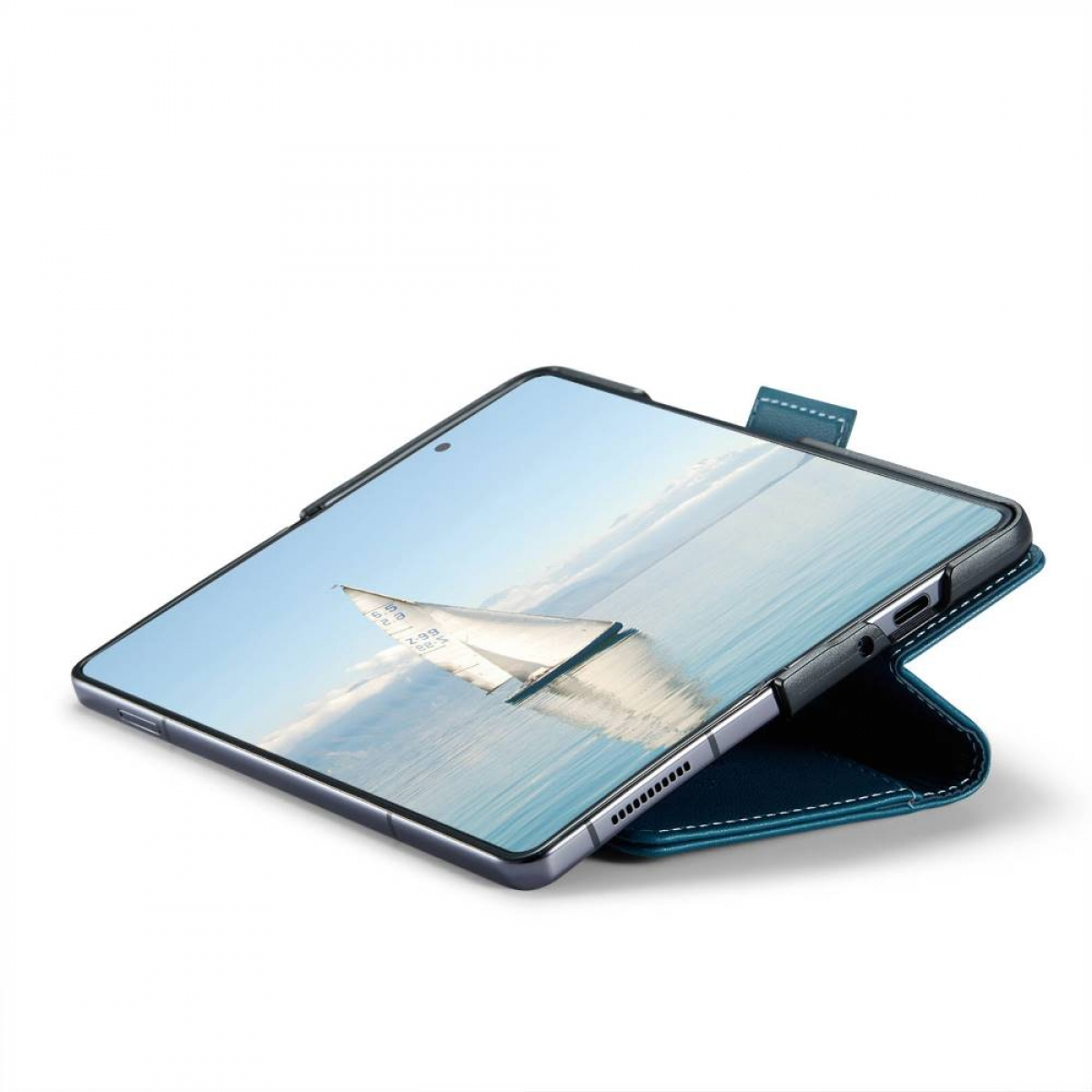 Tablet mit Segelbootbildschirm, ruht auf blauem Cover. Weißer Hintergrund.