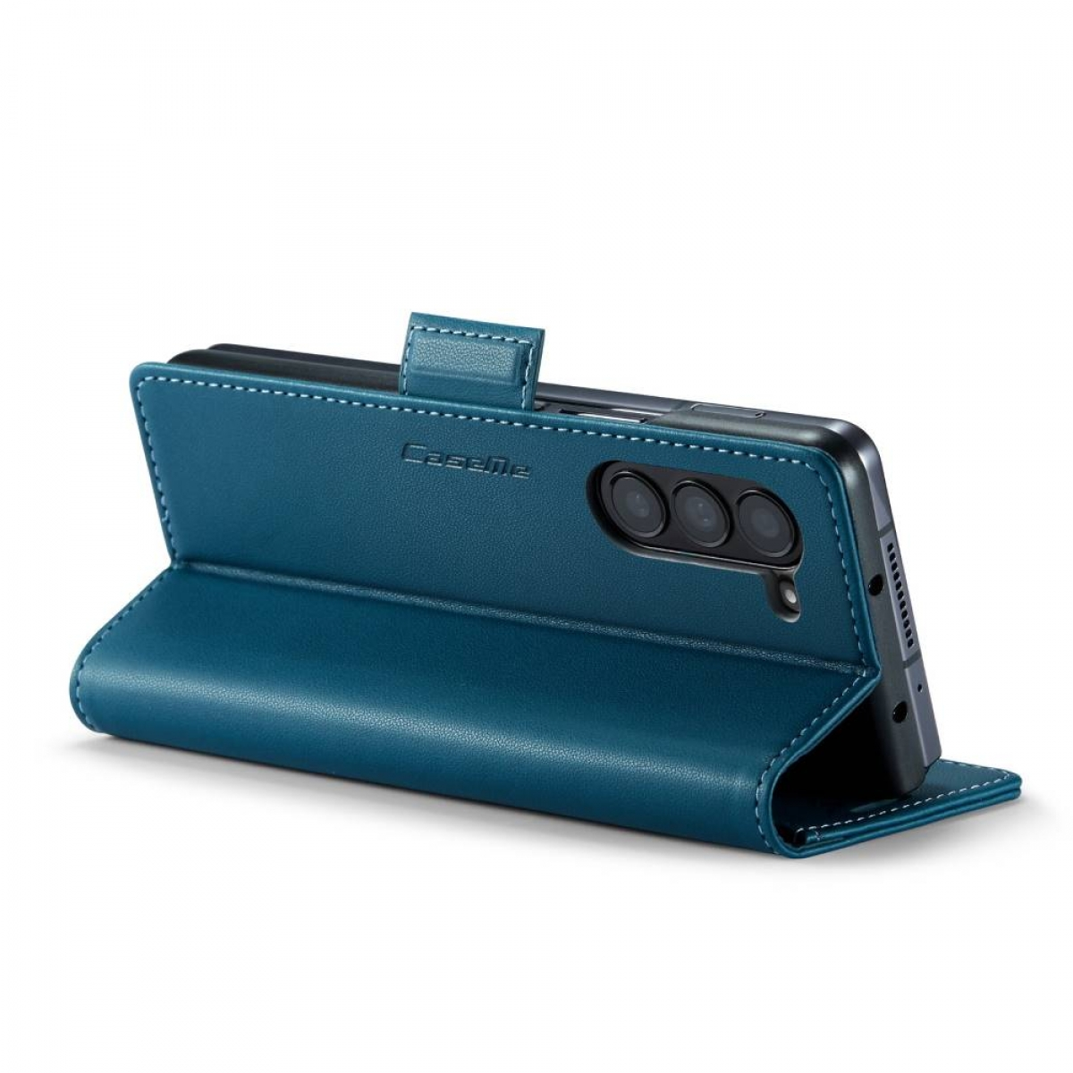 Ein Smartphone in einer blauen Lederhülle, geöffnet, steht auf, um seinen Bildschirm zu zeigen.