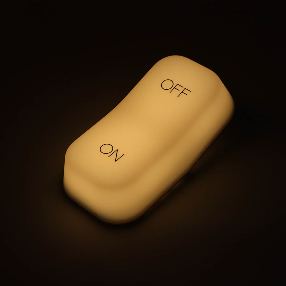 Ein weißes rechteckiges Licht mit 'ON' und 'OFF' in schwarzen Buchstaben auf gegenüberliegenden Seiten. Dunkler Hintergrund.