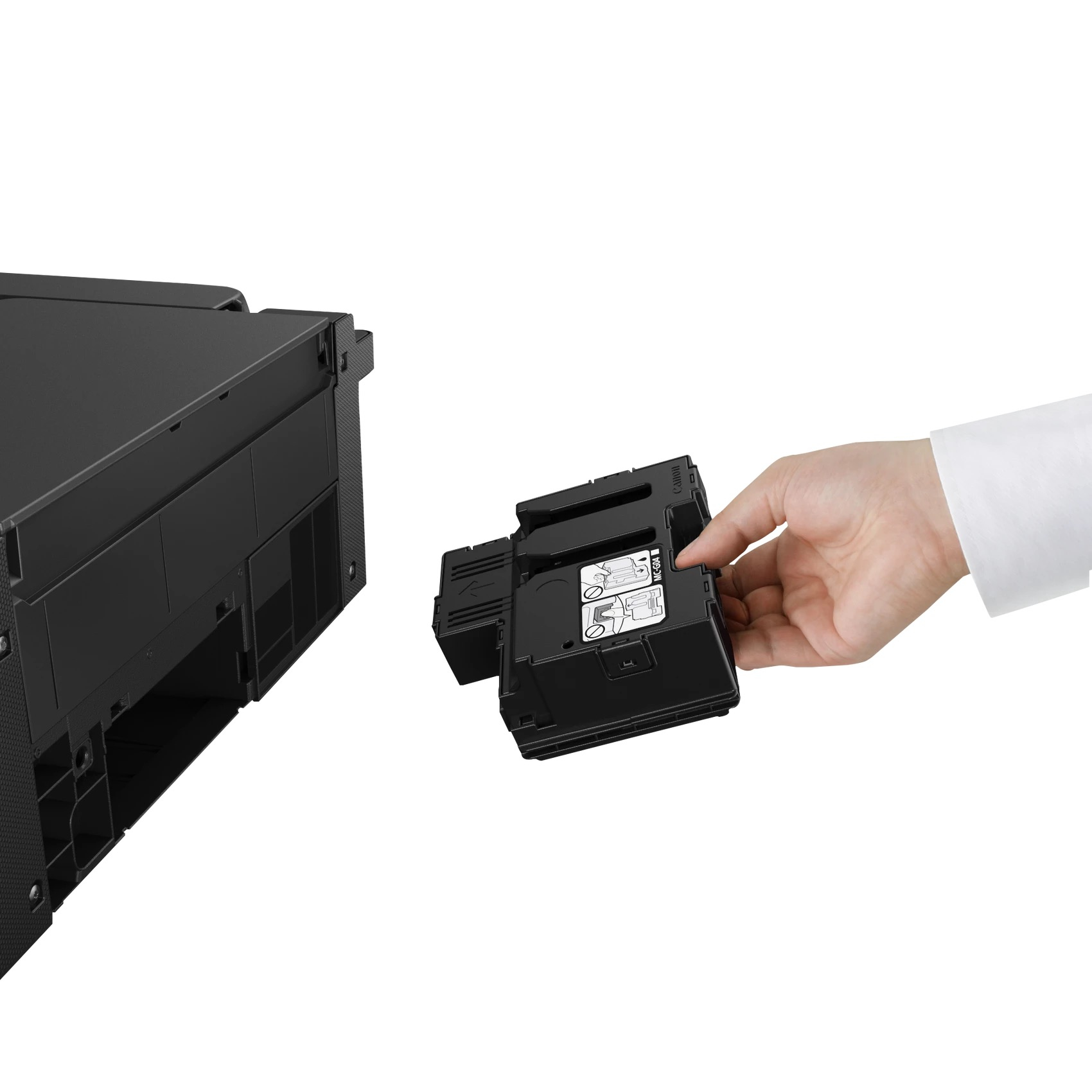 Ręka wyjmuje czarny wkład z drukarki.