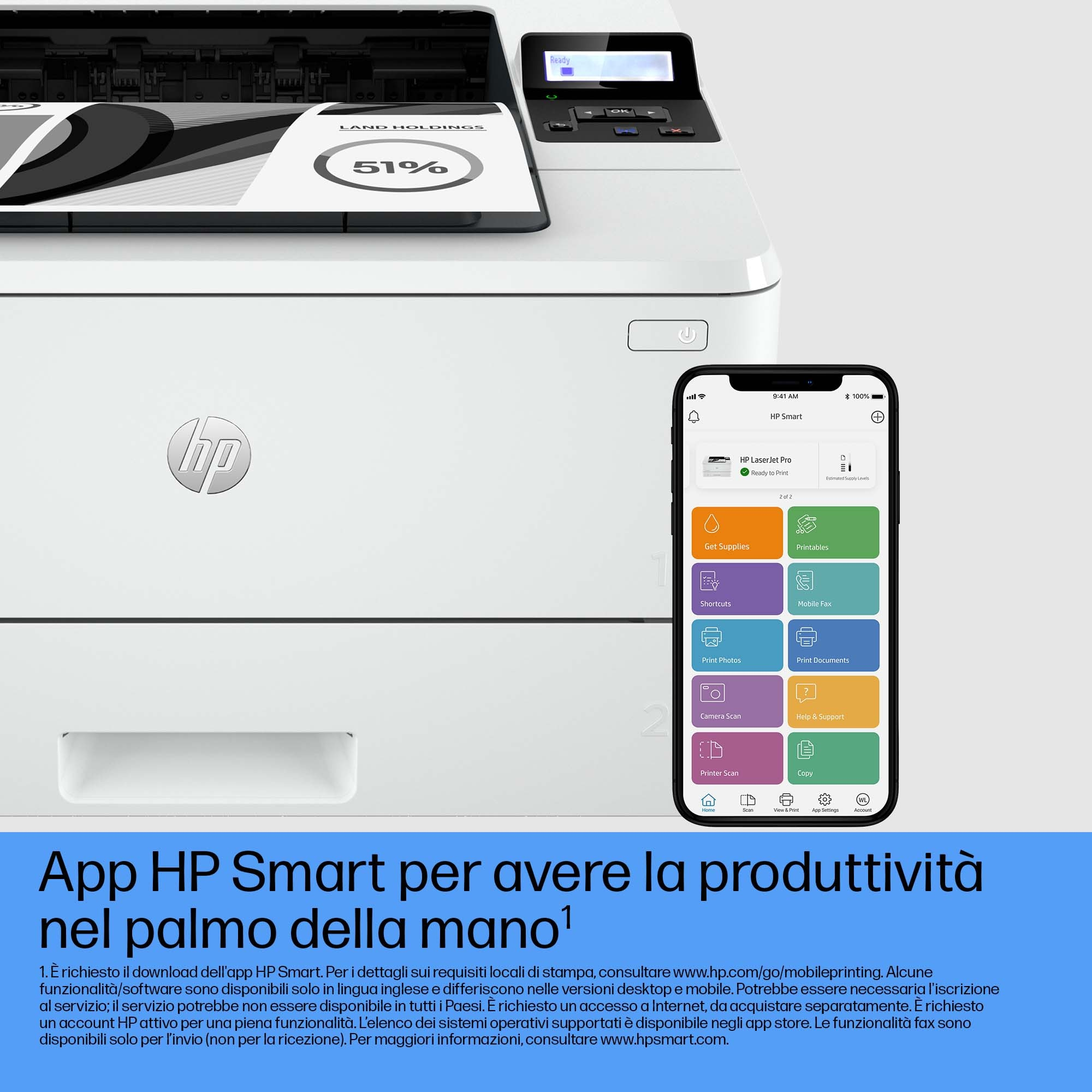 Un teléfono móvil muestra una aplicación HP Smart. Una impresora está en el fondo. Texto en italiano.