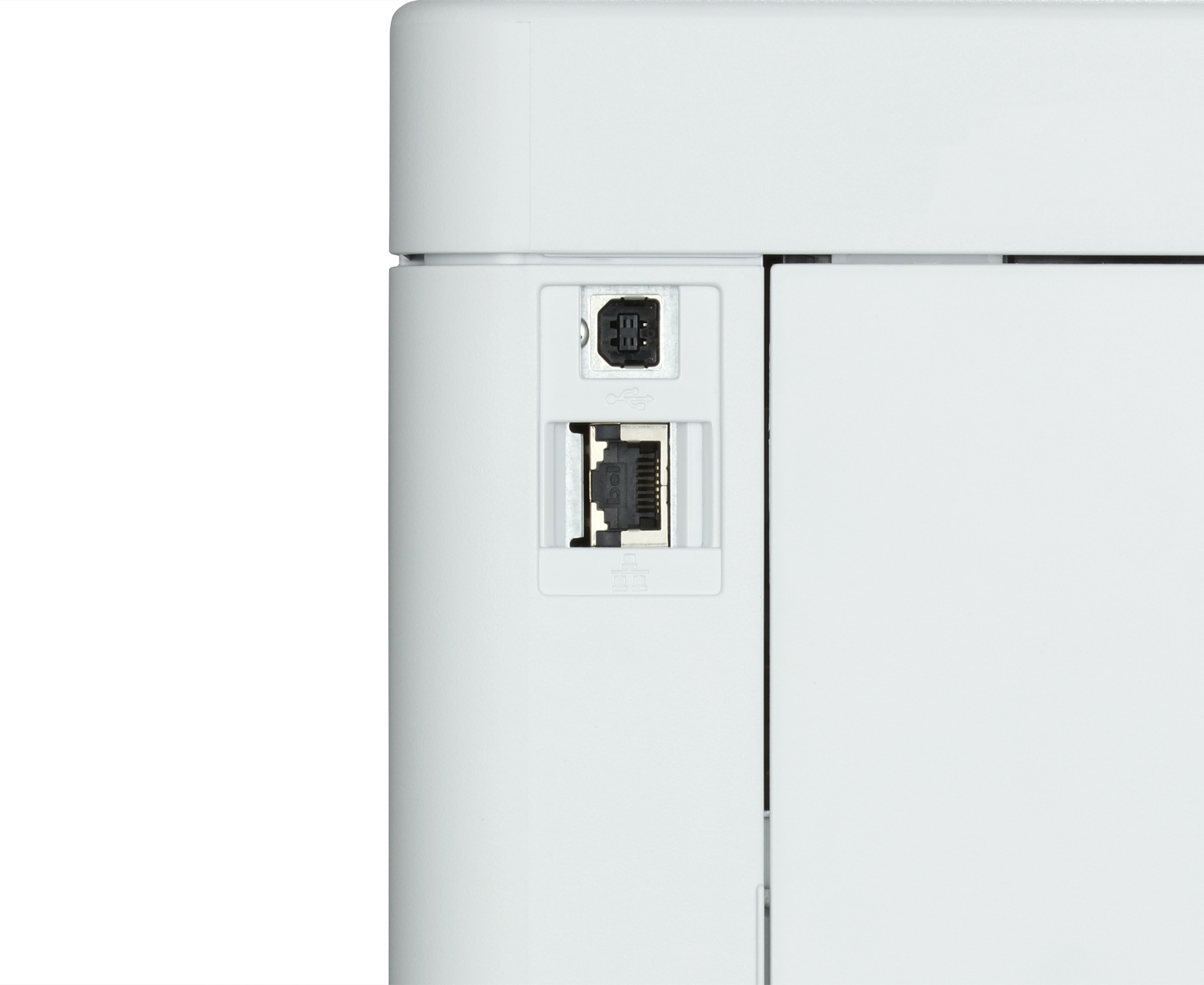 Zbliżenie na porty białej drukarki, pokazujące połączenia USB i Ethernet.