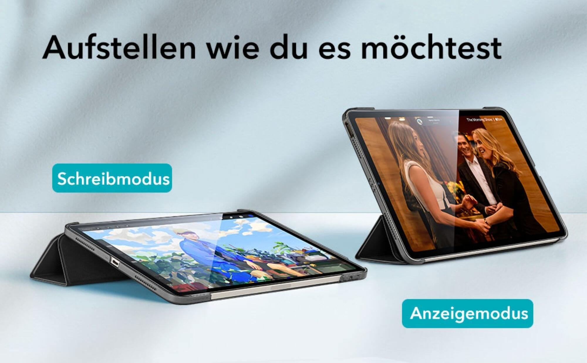 Zwei Tablets in Hüllen, eines im Schreibmodus und das andere im Anzeigemodus, vor hellblauem und weißem Hintergrund.