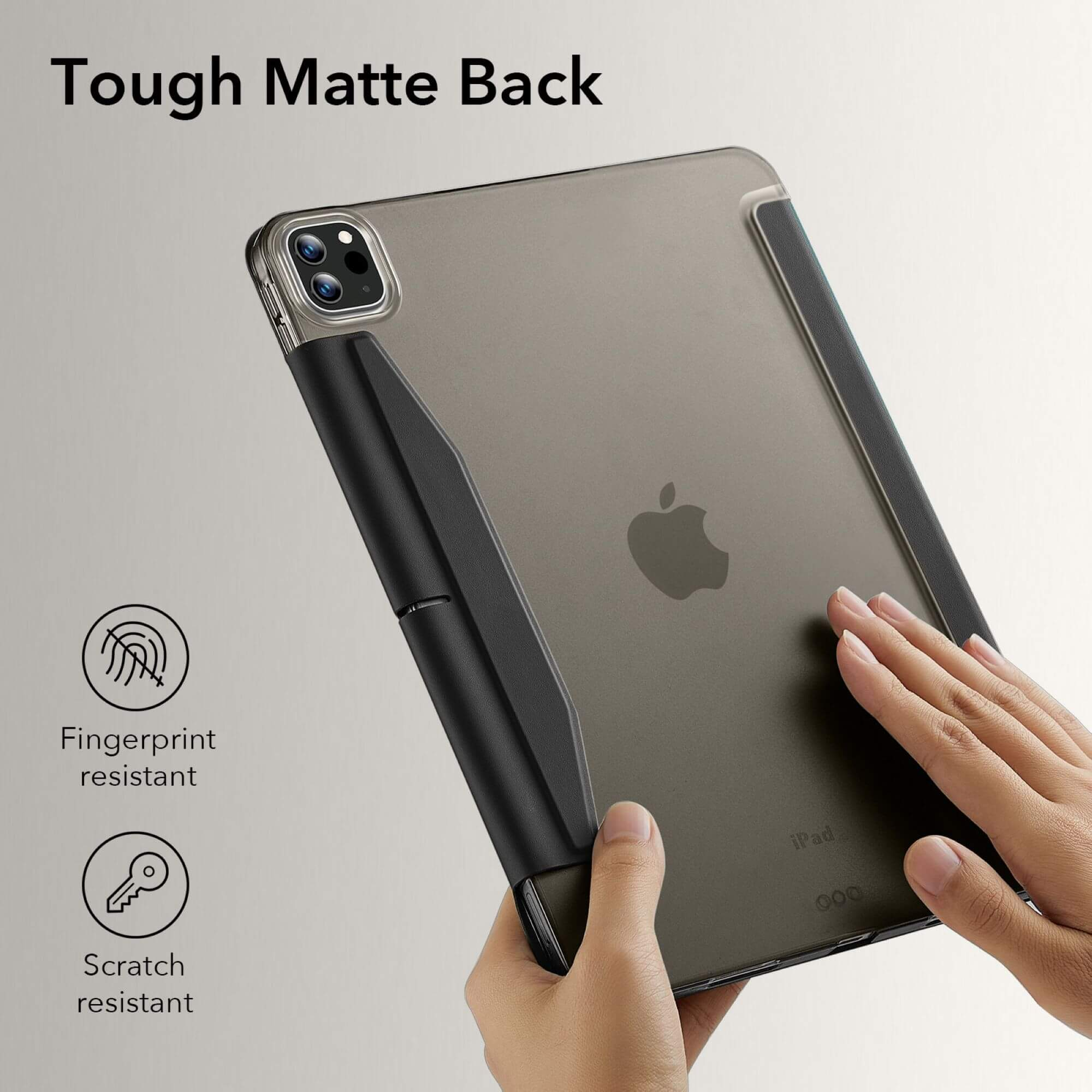 iPad in einer Hülle, eine Hand berührt es. Merkmale: Fingerabdruck- und Kratzfestigkeit.