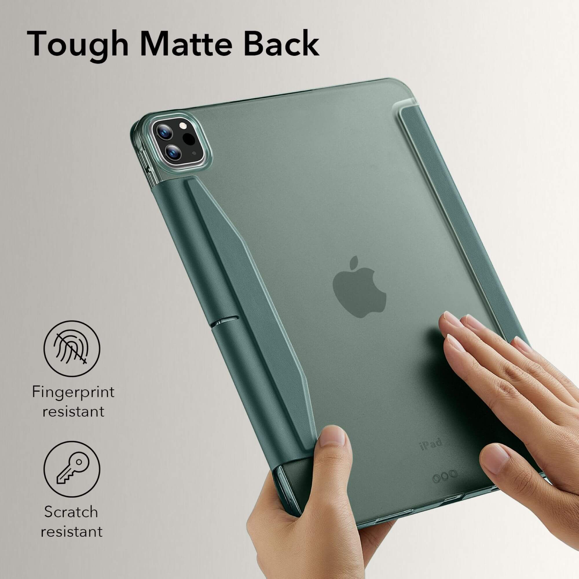 Eine Hand hält eine grüne iPad-Hülle, die ihre Merkmale wie Fingerabdruck- und Kratzfestigkeit zeigt.