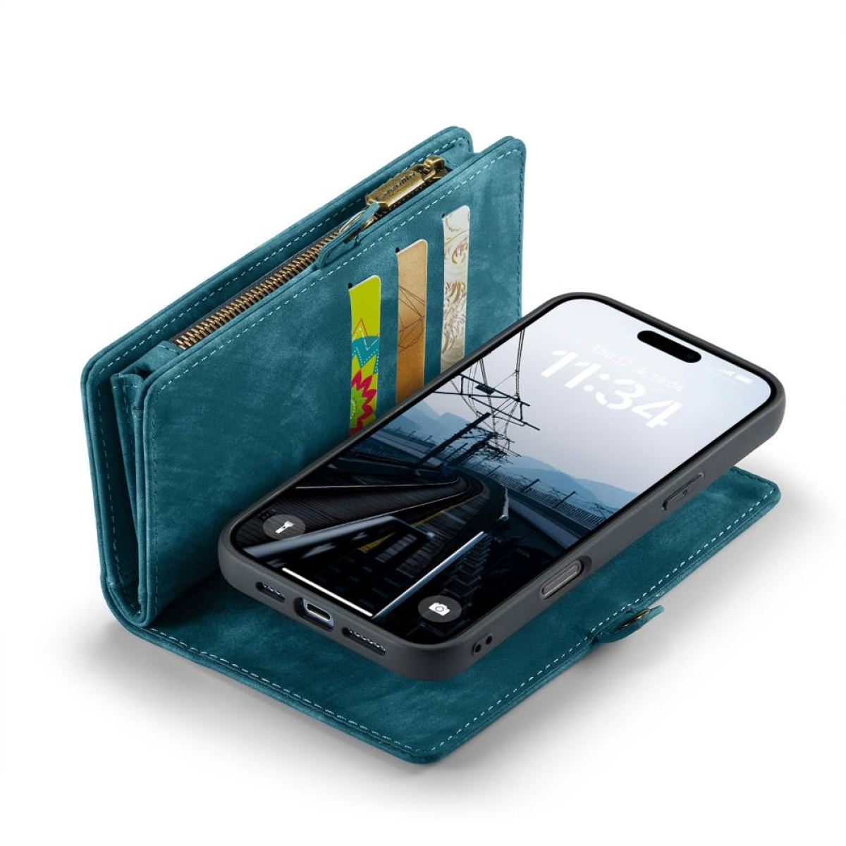 Ein türkisfarbenes Portemonnaie und ein Telefon mit einer Zugszene auf dem Bildschirm liegen auf einer weißen Oberfläche.