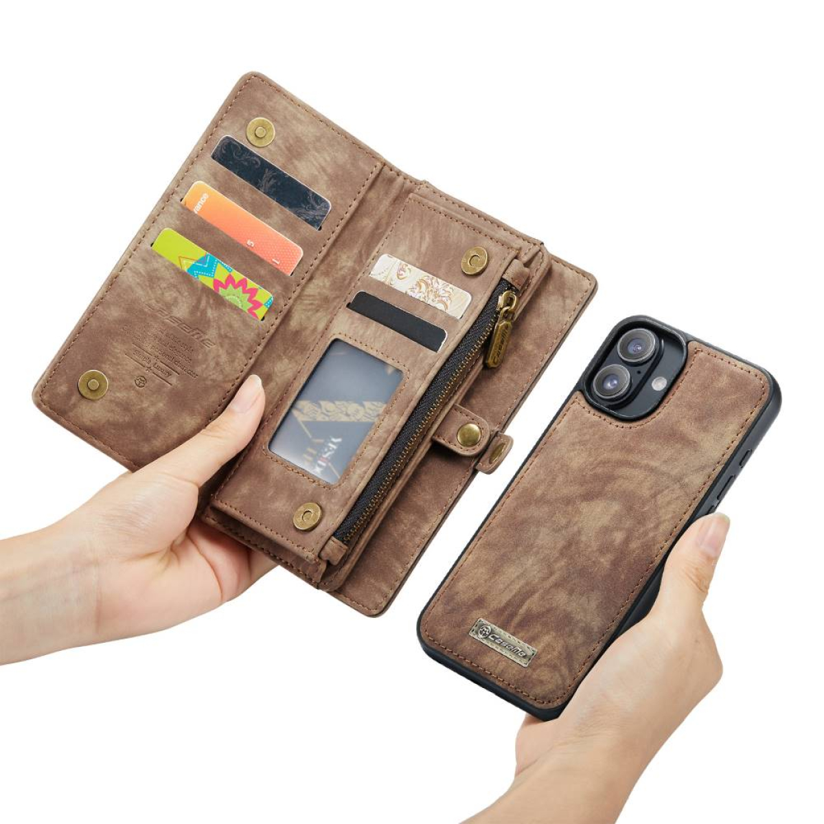 Braunes Geldbörsen-Handycase mit Telefon. Hände halten Telefon und Geldbörse. Weißer HG.