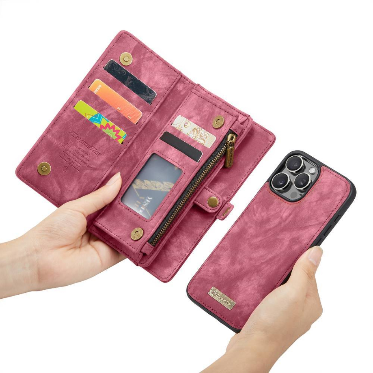 Frau, die eine pinkfarbene Telefontasche hält. Offen, zeigt Karten und Bargeld, auch eine Handyhülle.