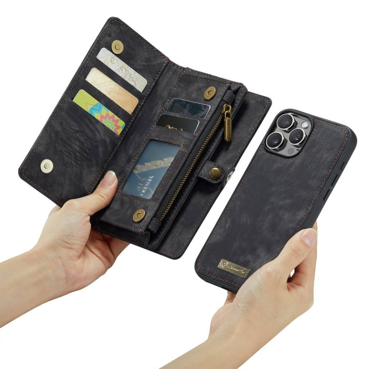 Hände halten dunkles graues Portemonnaie und Telefon. Portemonnaie geöffnet, zeigt Karten. Telefonhülle sichtbar.