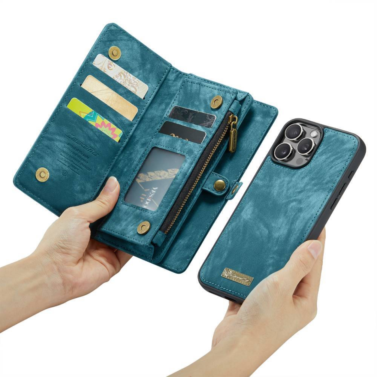 Frau hält eine offene teal Handyhülle mit Karten, Bargeld und Telefon an der Seite.