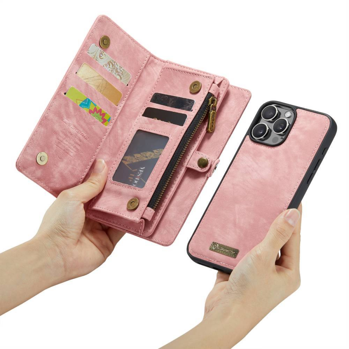 Rosa Leder-Telefon-Geldbörse und Telefon werden gehalten. Die Brieftasche ist offen und zeigt Kartenfächer und einen Reißverschluss.