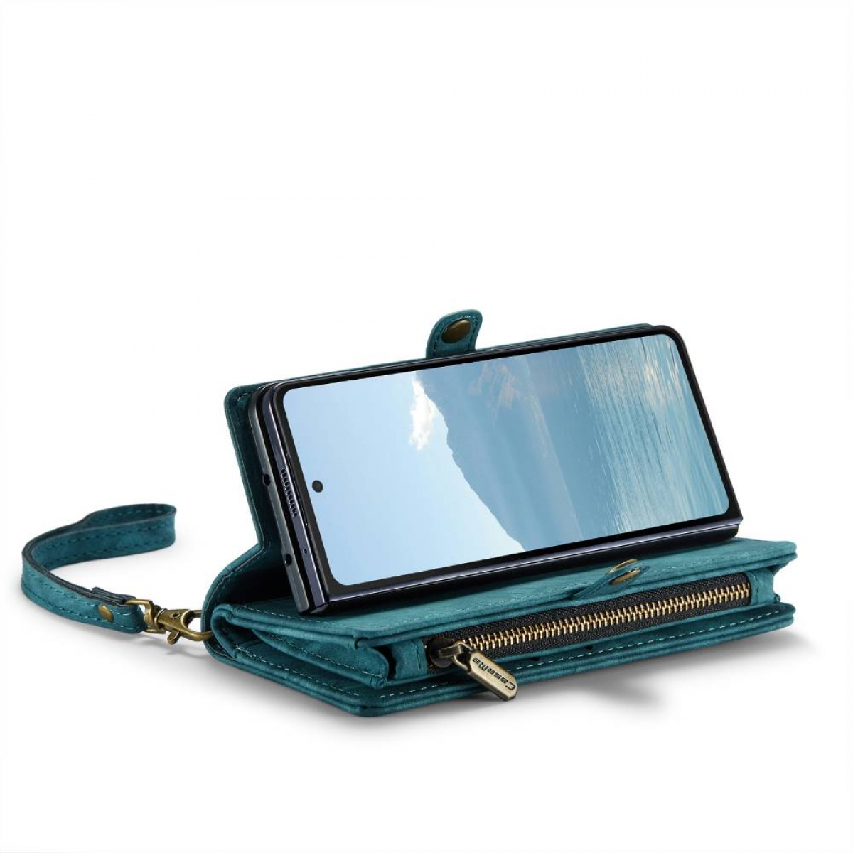 Eine tealfarbene Handyhülle im Brieftaschenstil, offen, mit Telefon, Karten und Reißverschlusstasche. Mit Handschlaufe.