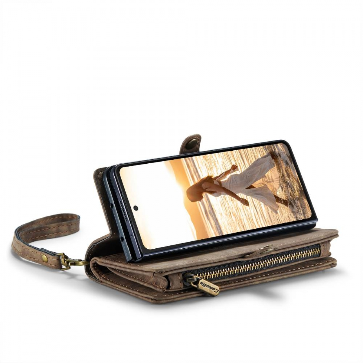 Braune Leder-Telefonbrieftasche mit Strandbild auf dem Telefon und Handschlaufe.