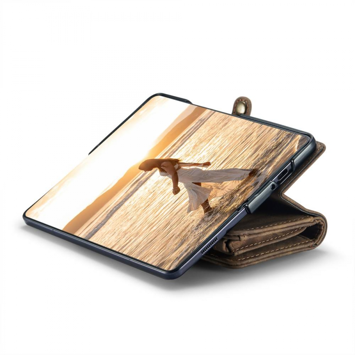 Ein Telefon mit Sonnenuntergangsbild liegt auf einer Geldbörse, eine Frau am Strand.